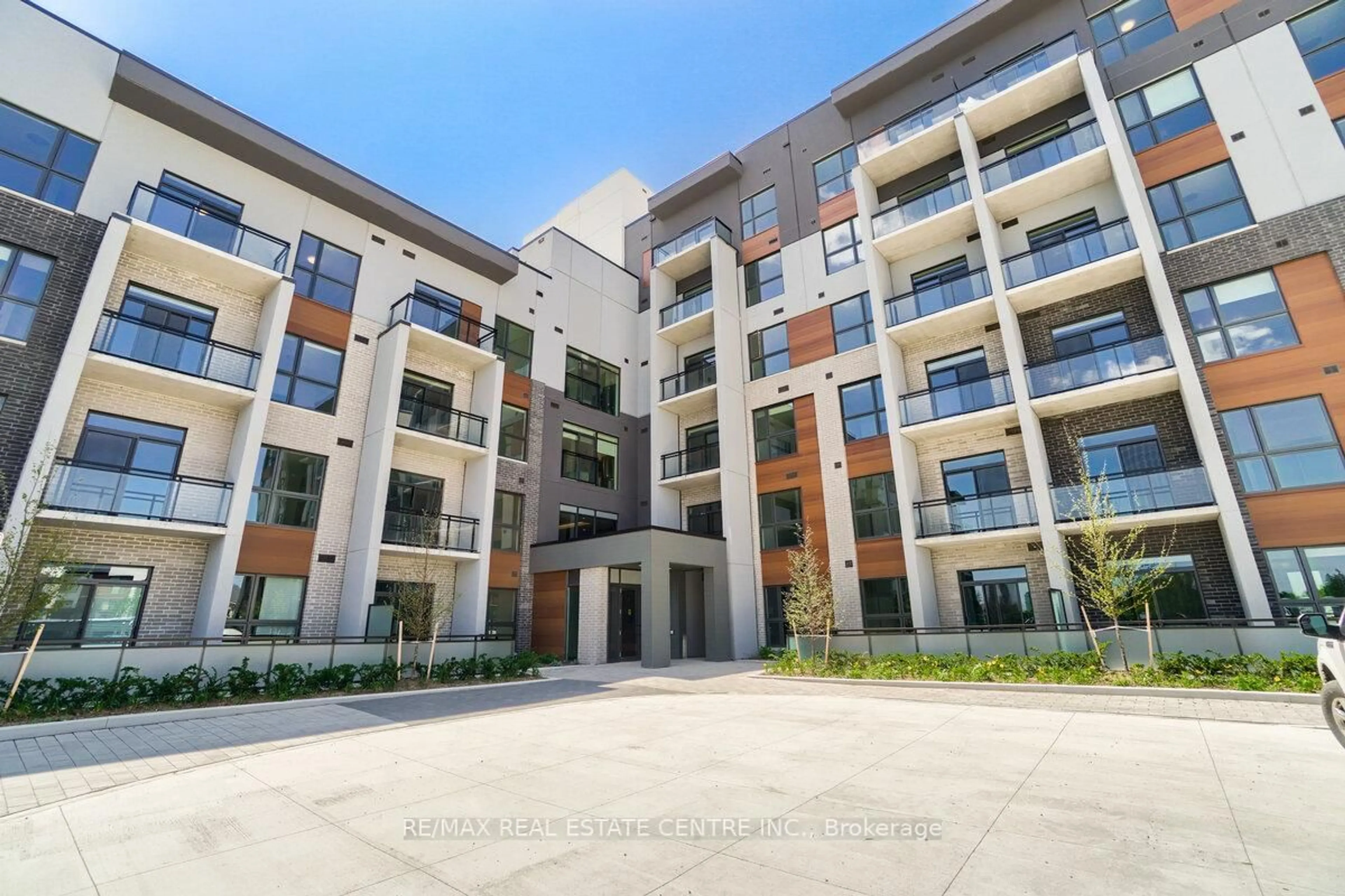 Patio, building for 95 DUNDAS St #119, Oakville Ontario L6M 5N4