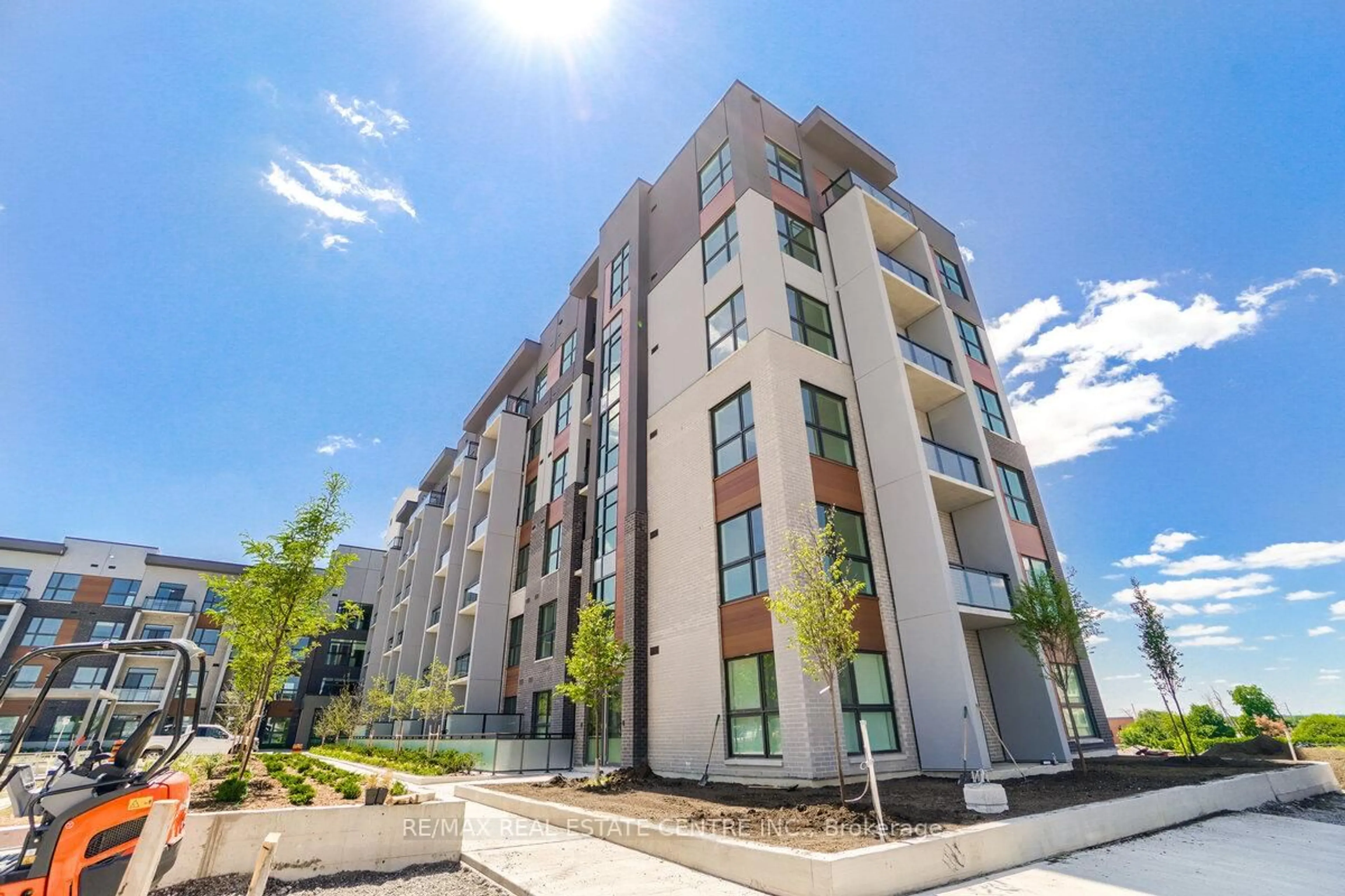 Patio, building for 95 DUNDAS St #119, Oakville Ontario L6M 5N4