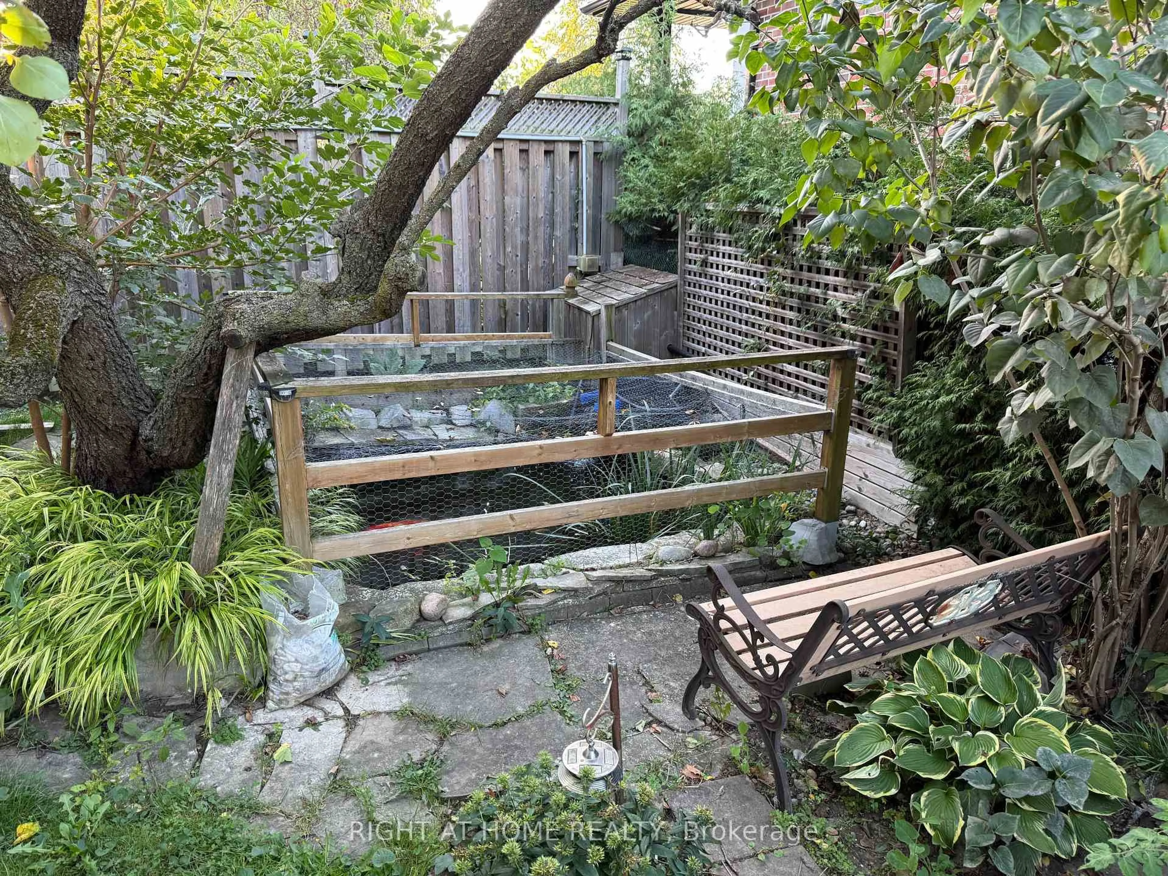 Patio, street for 258 La Rose Ave, Toronto Ontario M9P 1B7