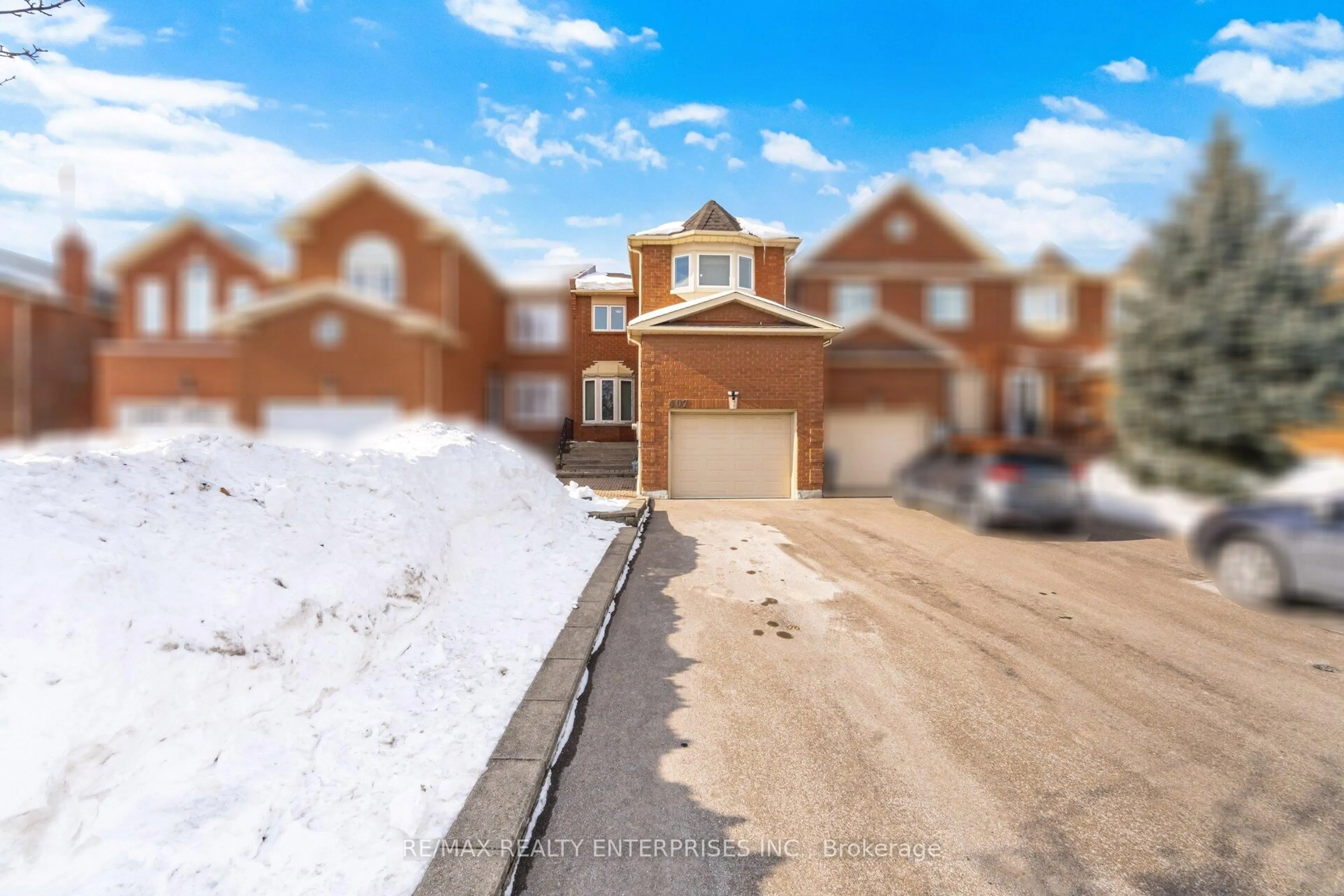 A pic from outside/outdoor area/front of a property/back of a property/a pic from drone, street for 407 Wendron Cres, Mississauga Ontario L5R 3L2