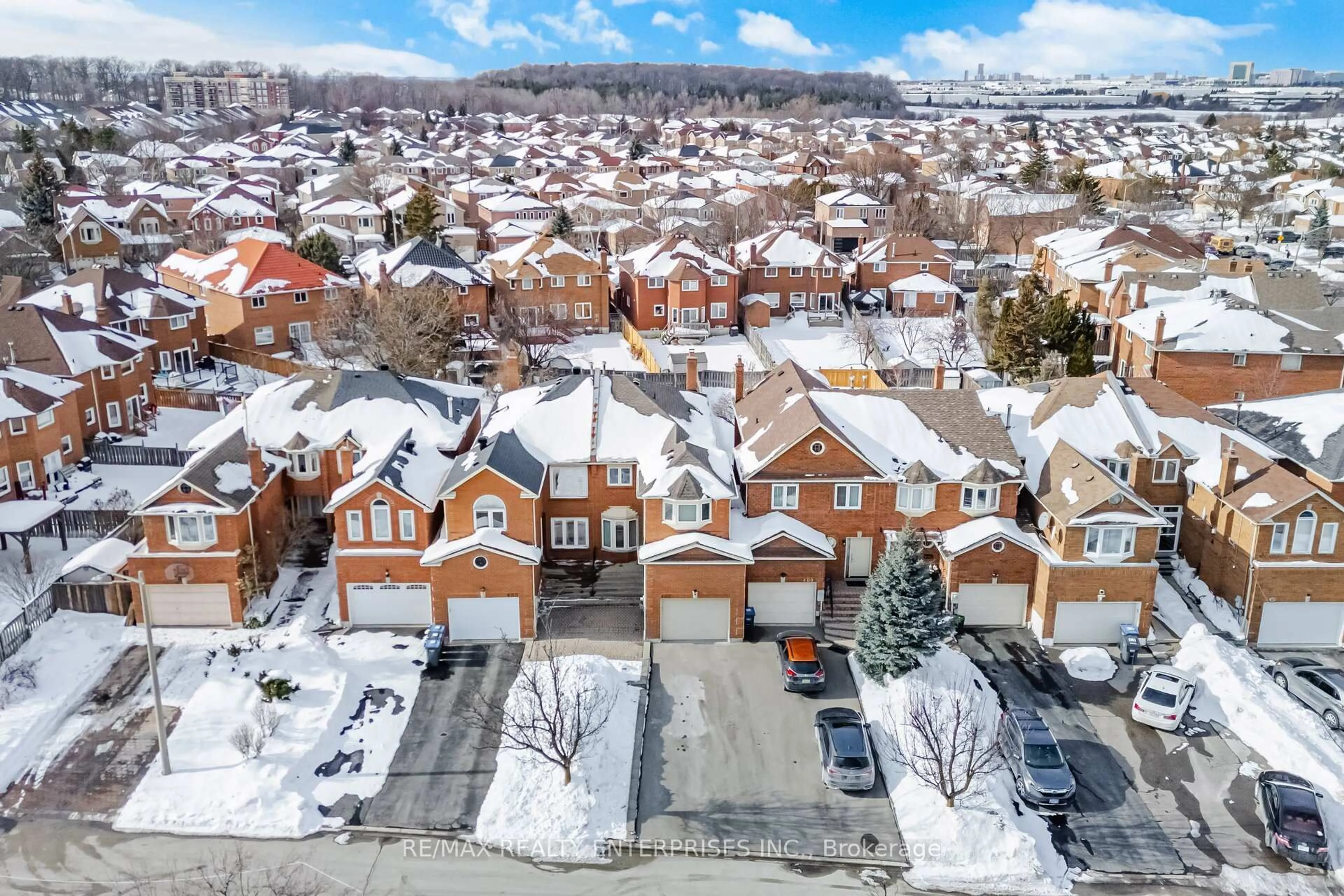 A pic from outside/outdoor area/front of a property/back of a property/a pic from drone, street for 407 Wendron Cres, Mississauga Ontario L5R 3L2