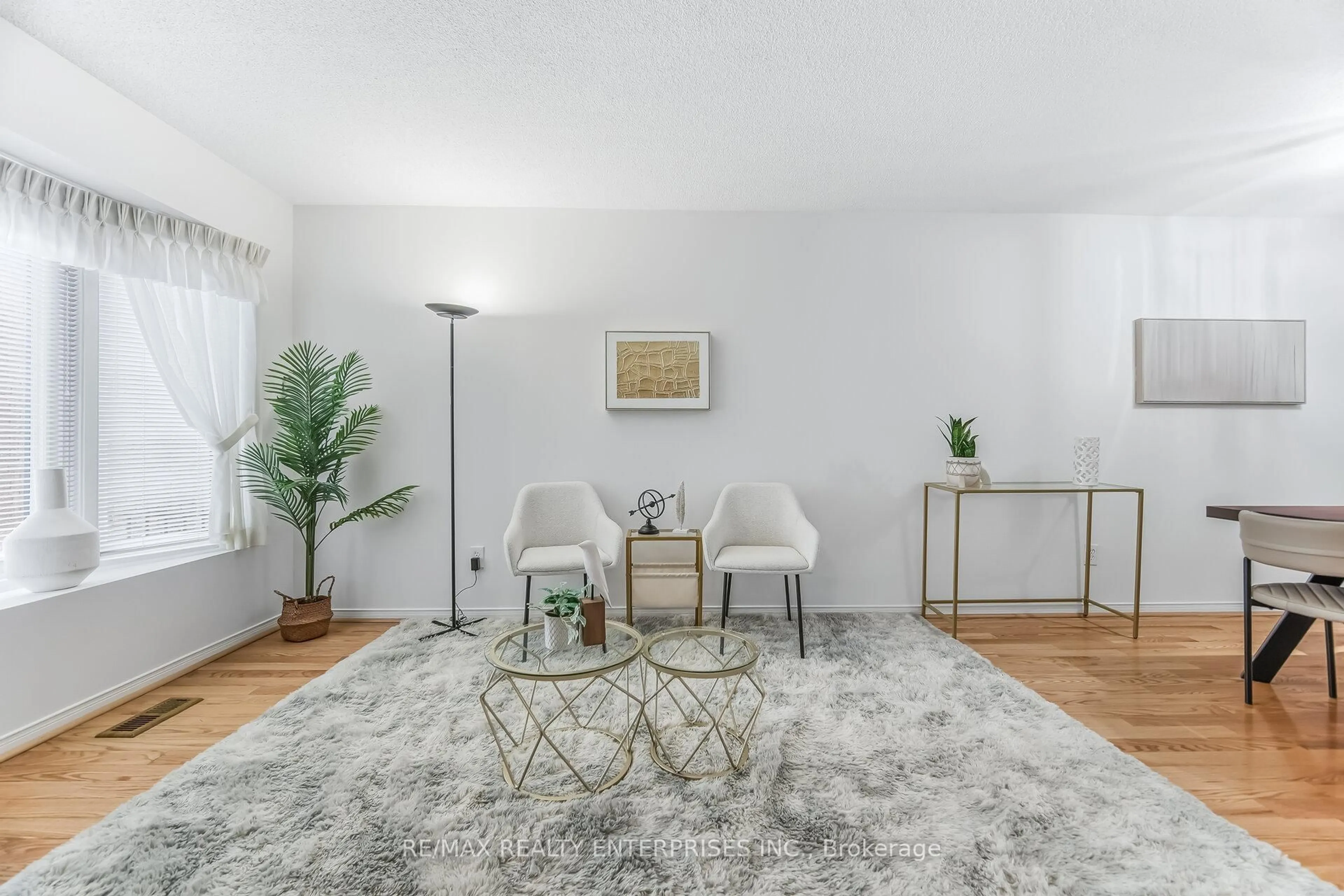 Living room with furniture, unknown for 407 Wendron Cres, Mississauga Ontario L5R 3L2