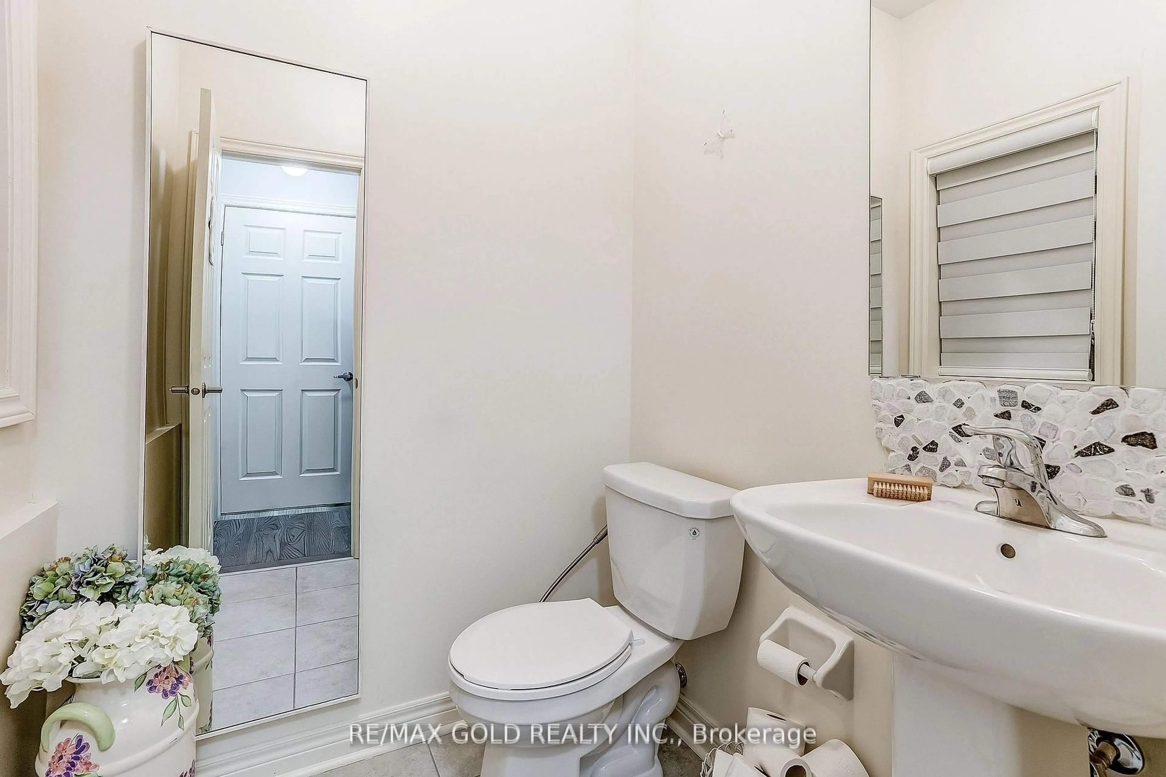 Standard bathroom, ceramic/tile floor for 552 Bessborough Dr, Milton Ontario L9T 8P5