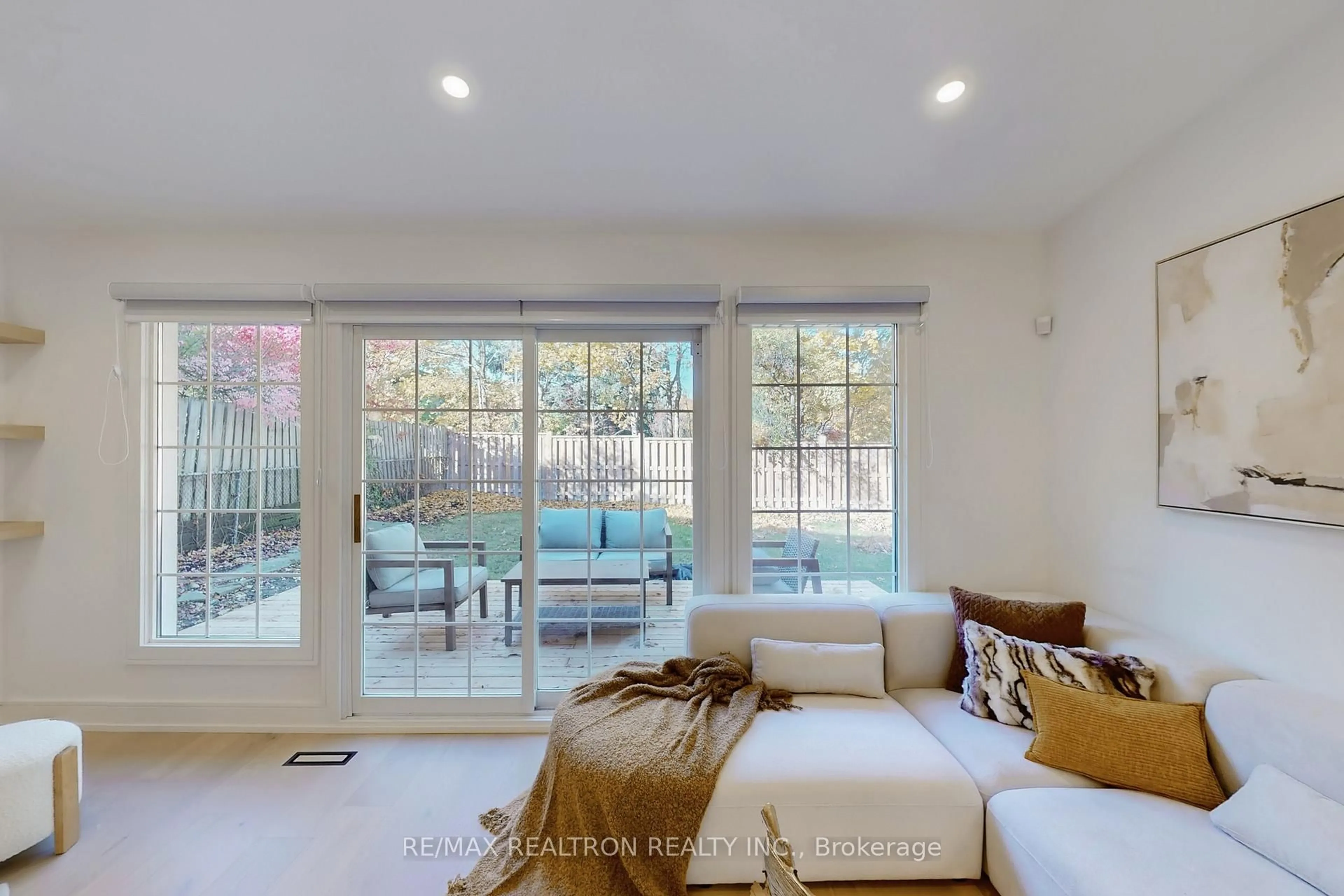 Living room with furniture, unknown for 4115 Marigold Cres, Mississauga Ontario L5L 2A4