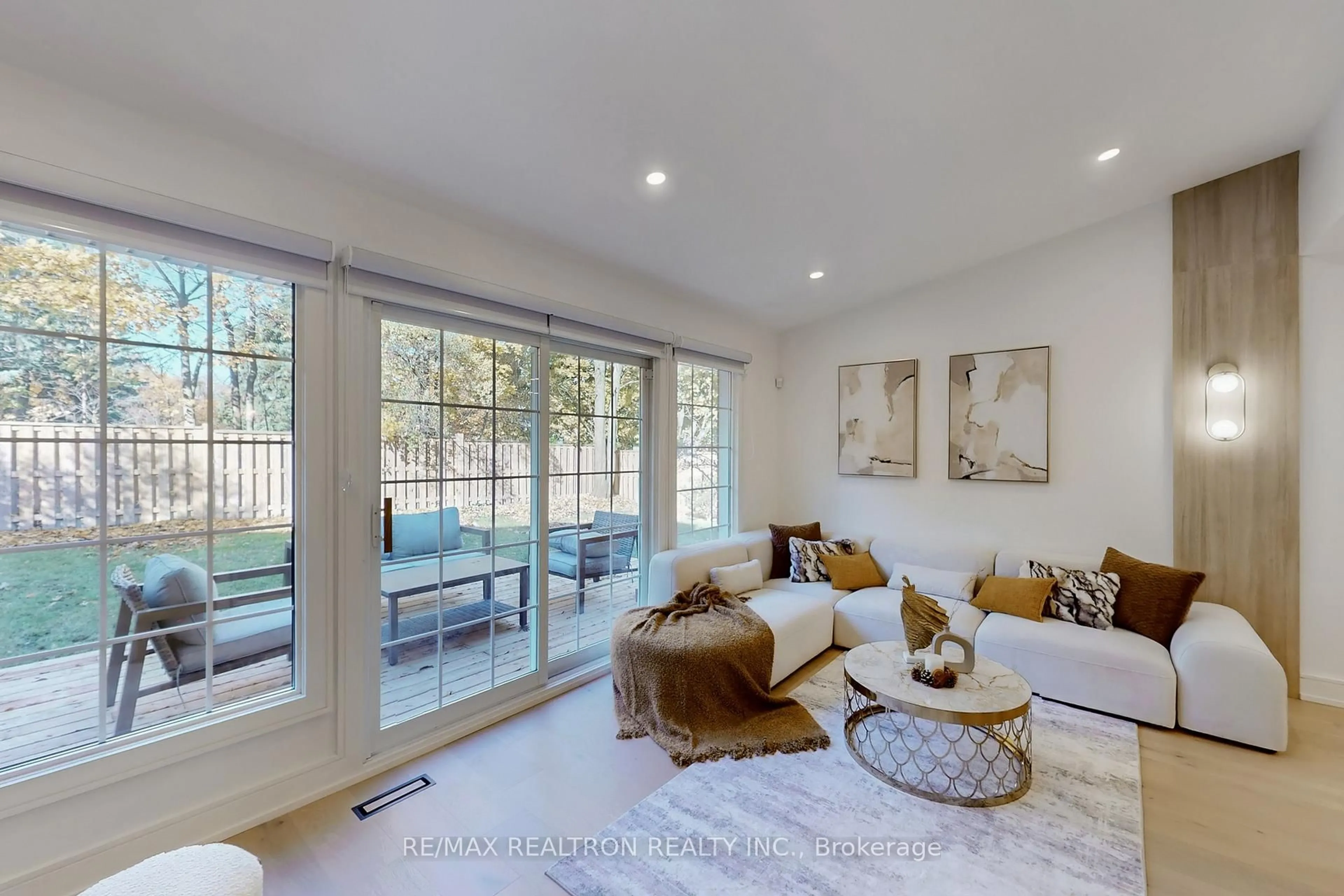 Living room with furniture, unknown for 4115 Marigold Cres, Mississauga Ontario L5L 2A4