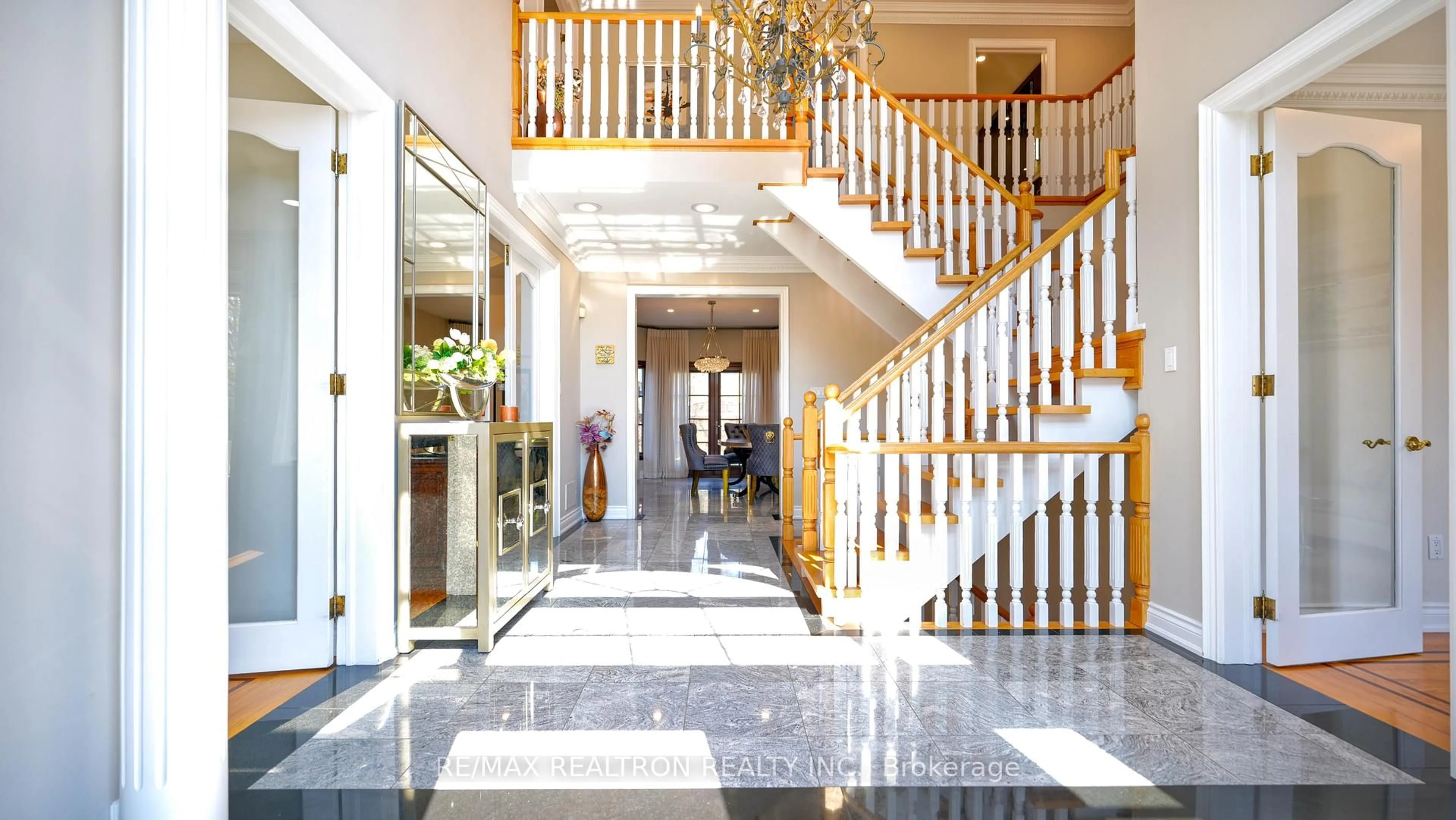 Indoor foyer for 13 Bourdon Ave, Toronto Ontario M6L 2Y7