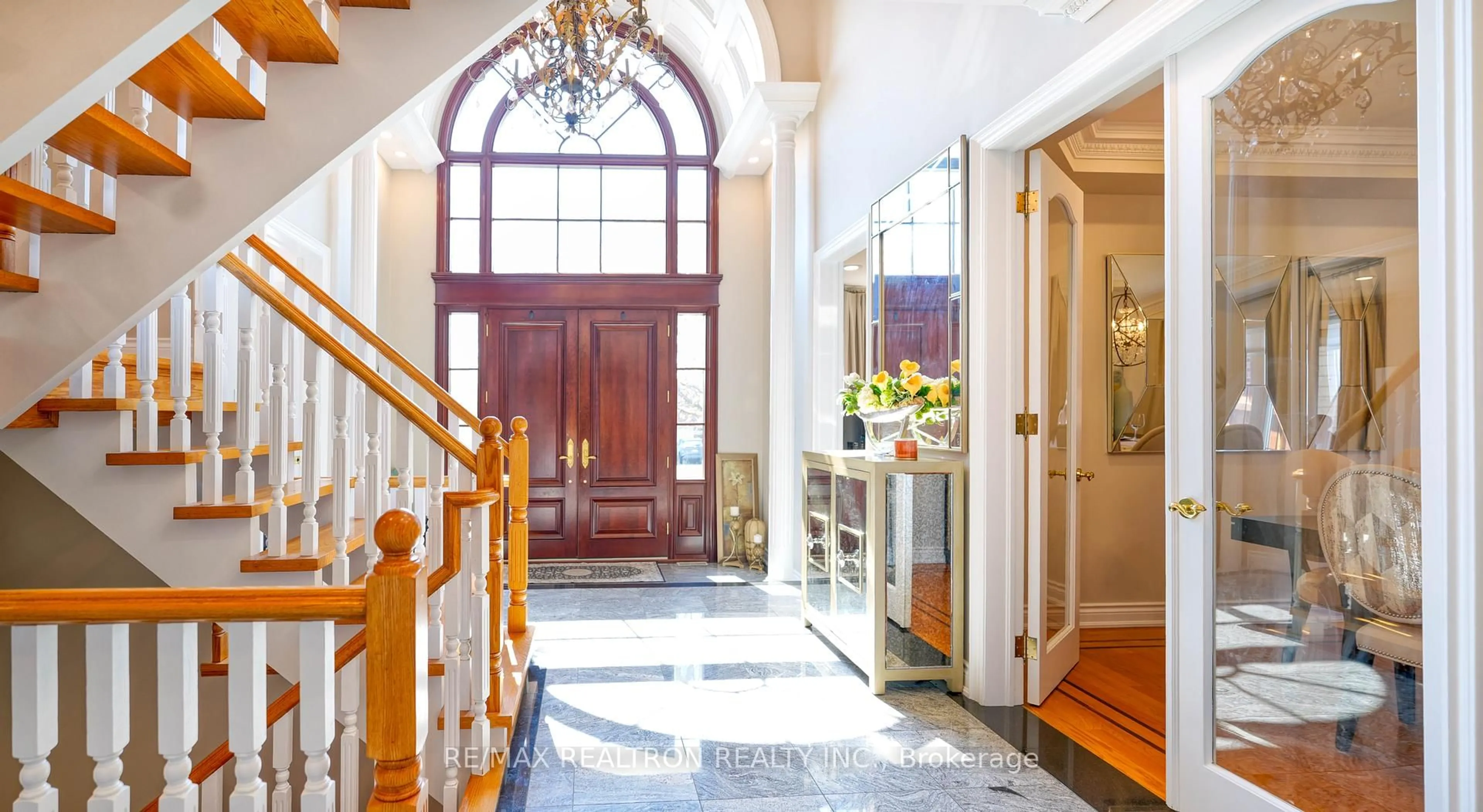 Indoor foyer for 13 Bourdon Ave, Toronto Ontario M6L 2Y7