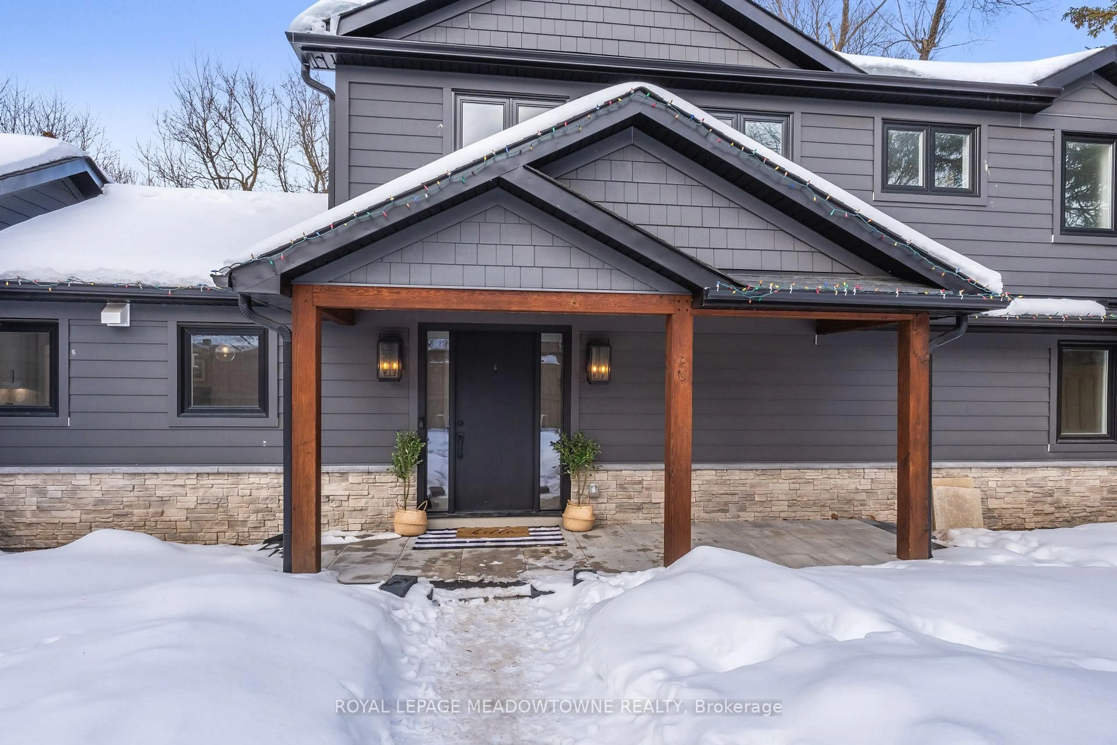 Indoor entryway for 70 River Dr, Halton Hills Ontario L7G 2J2