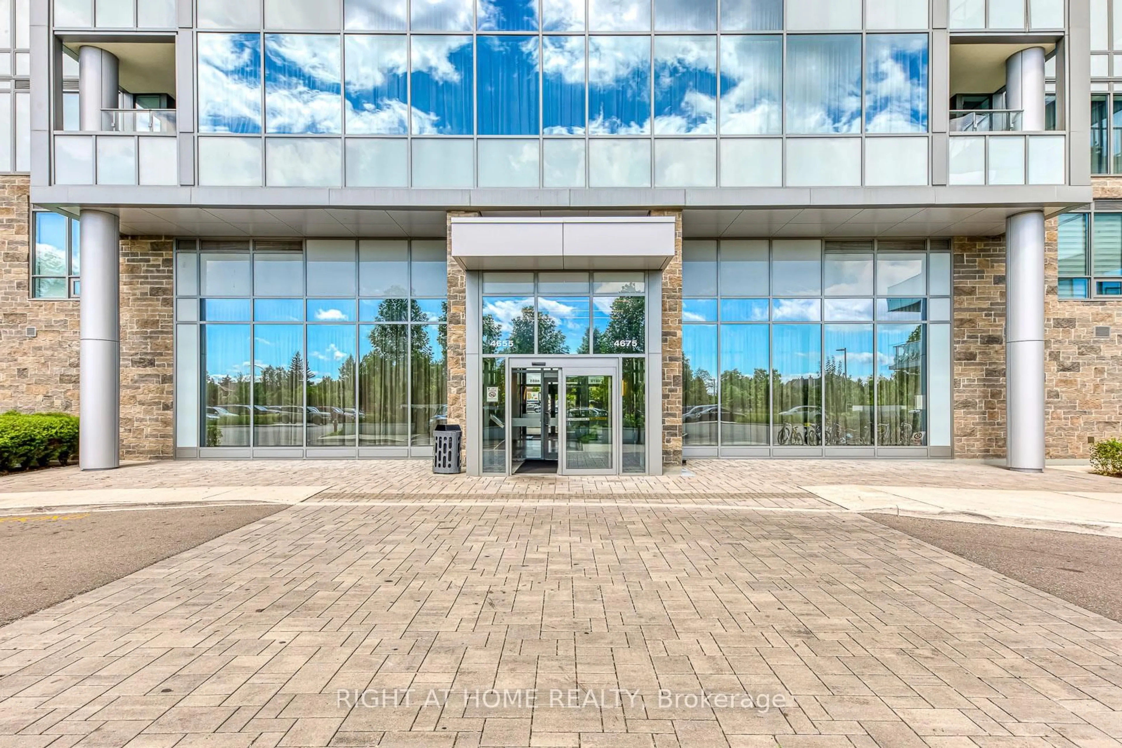 Indoor foyer for 4675 Metcalfe Ave #206, Mississauga Ontario L5M 0Z8
