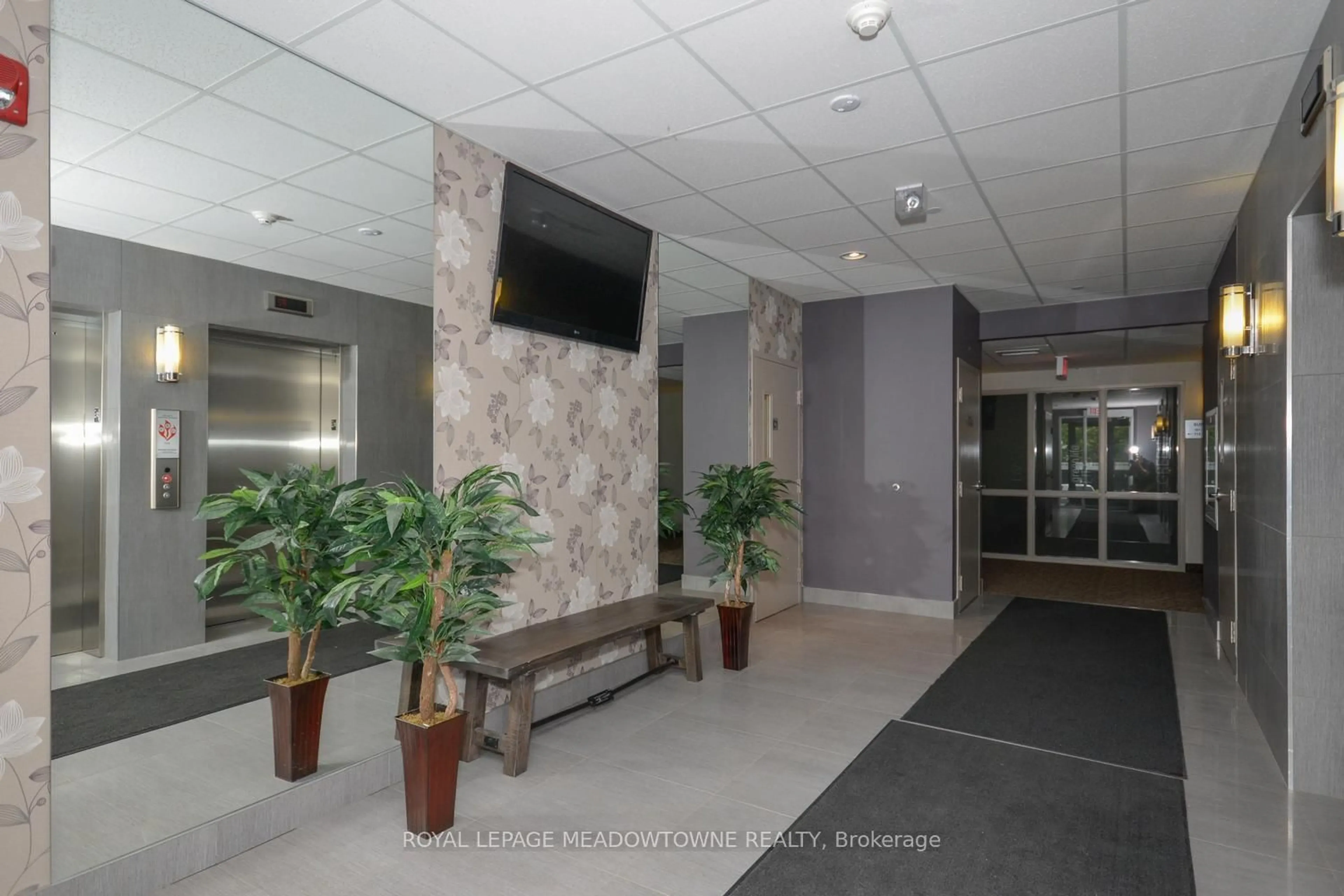 Indoor foyer for 383 Main St #308, Milton Ontario L9T 8K8