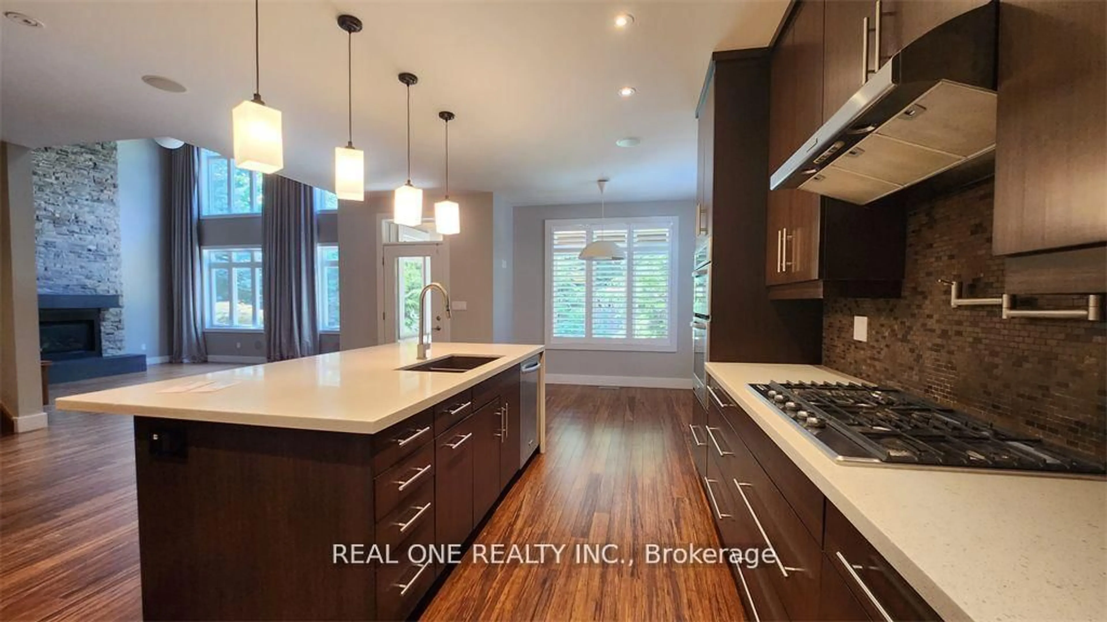 Open concept kitchen, wood/laminate floor for 531 Jeanette Dr, Oakville Ontario L6K 1M9