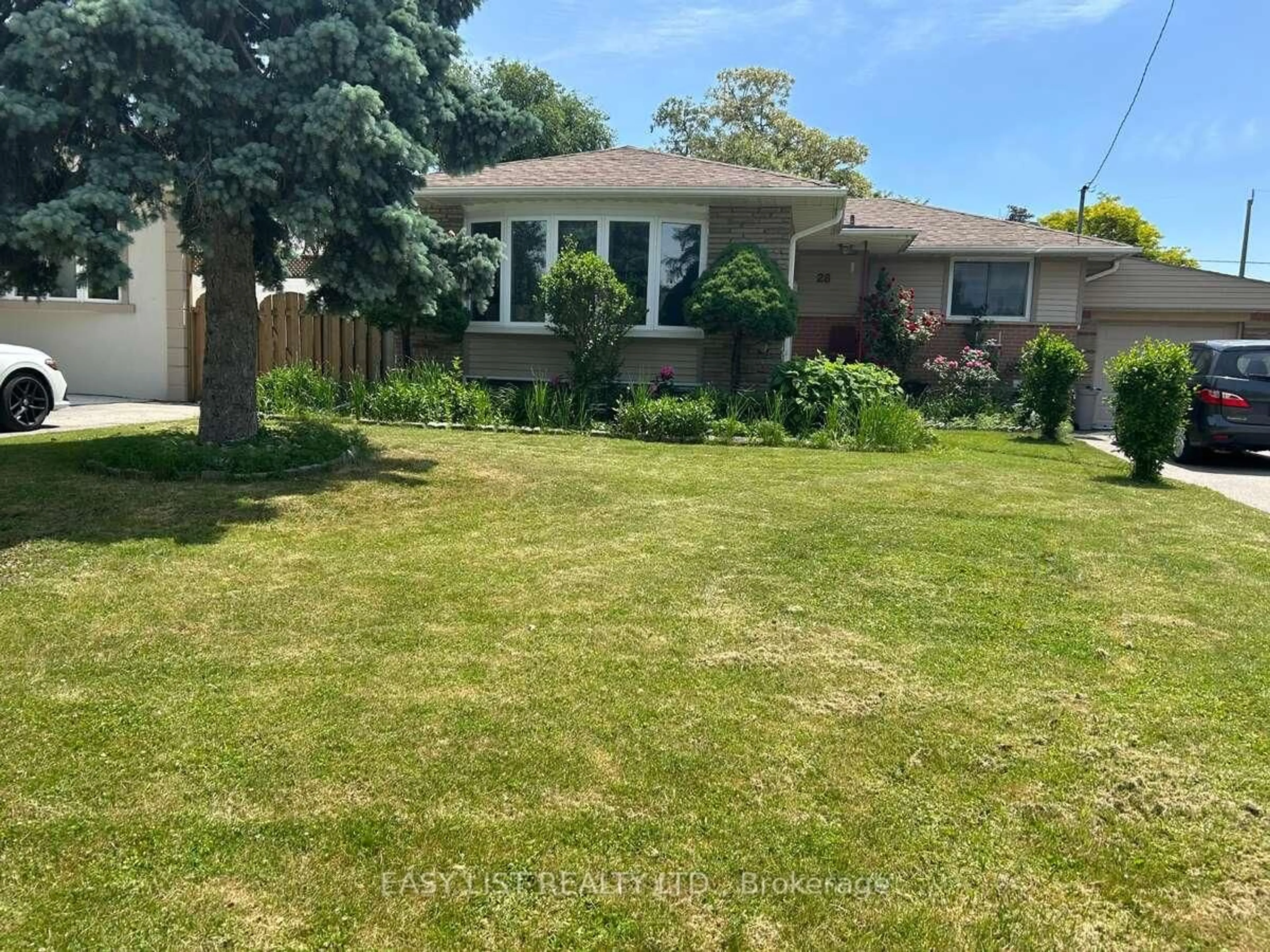 A pic from outside/outdoor area/front of a property/back of a property/a pic from drone, street for 28 Cumbrian Crt, Brampton Ontario L6X 2J8