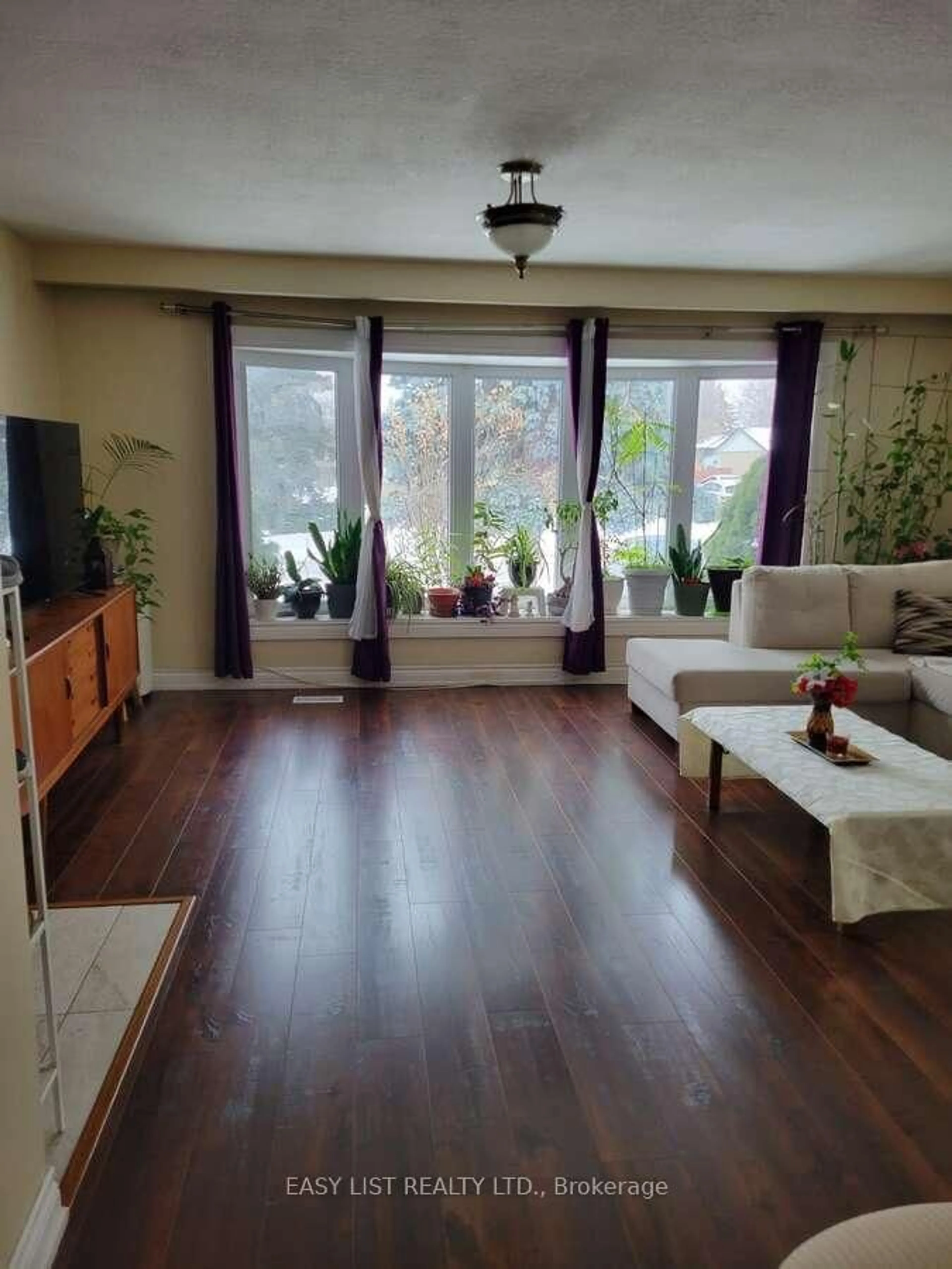 Living room with furniture, wood/laminate floor for 28 Cumbrian Crt, Brampton Ontario L6X 2J8