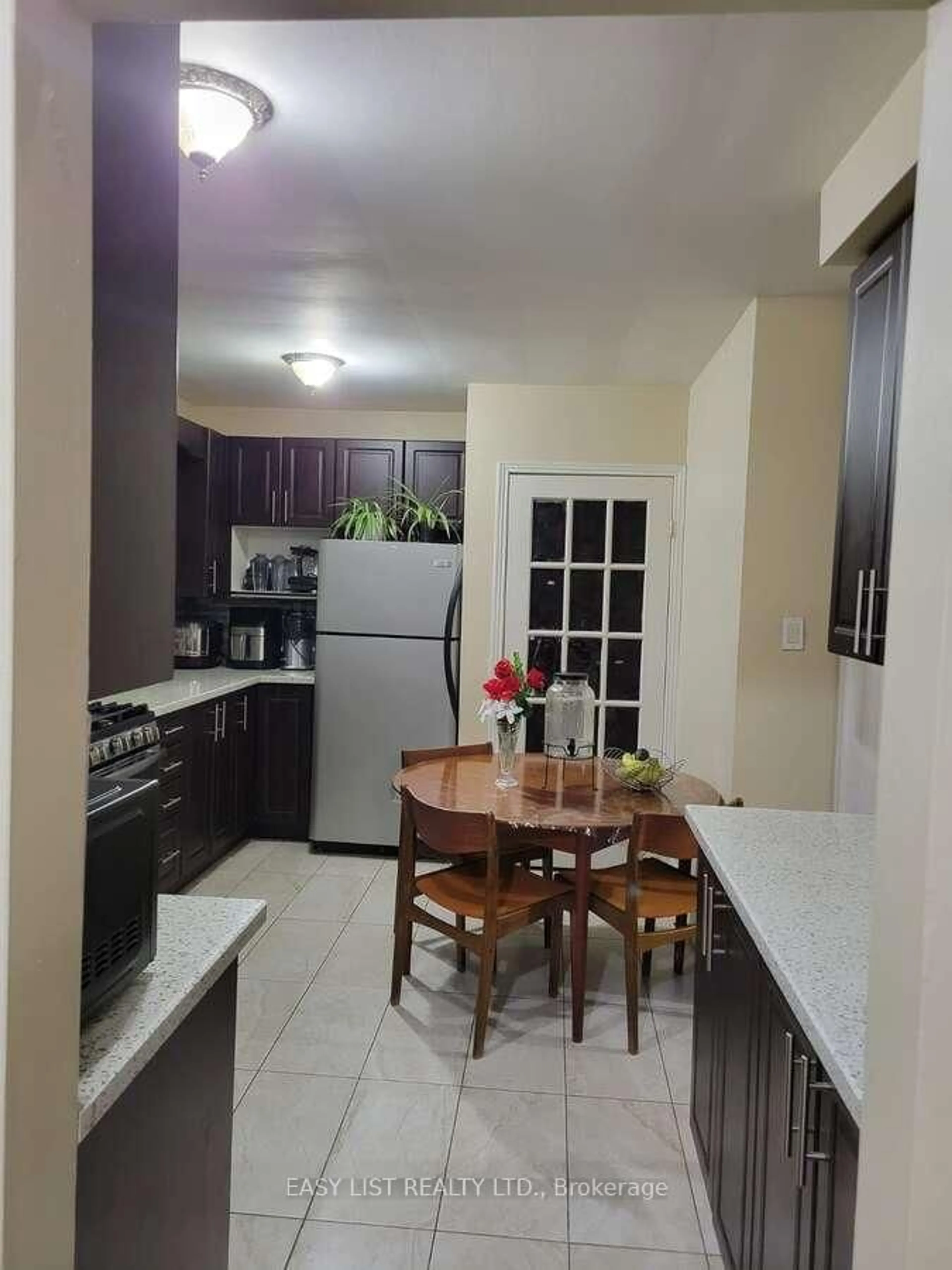 Standard kitchen, unknown for 28 Cumbrian Crt, Brampton Ontario L6X 2J8