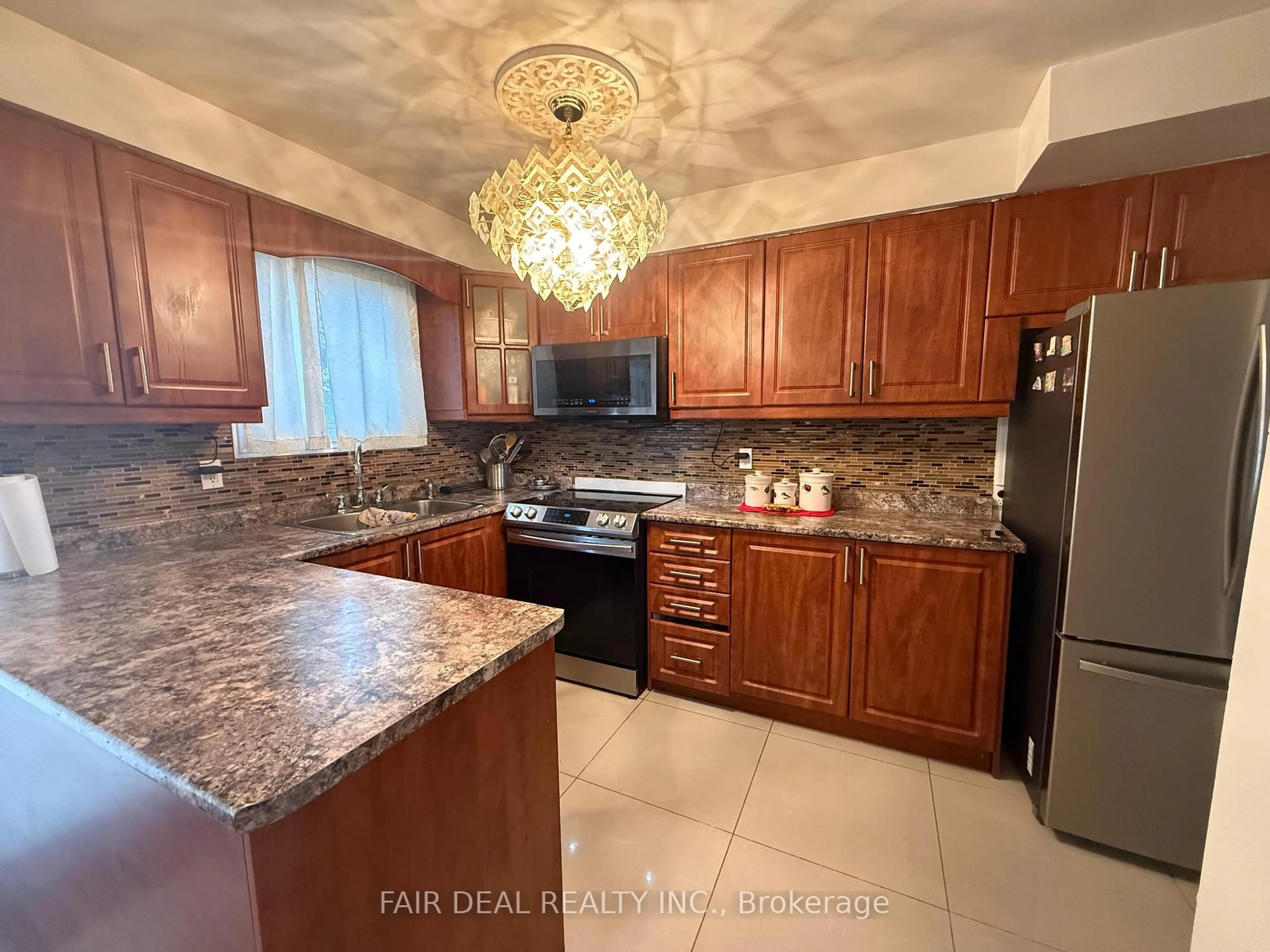 Open concept kitchen, ceramic/tile floor for 3720 Brandon Gate Dr, Mississauga Ontario L4T 3M8
