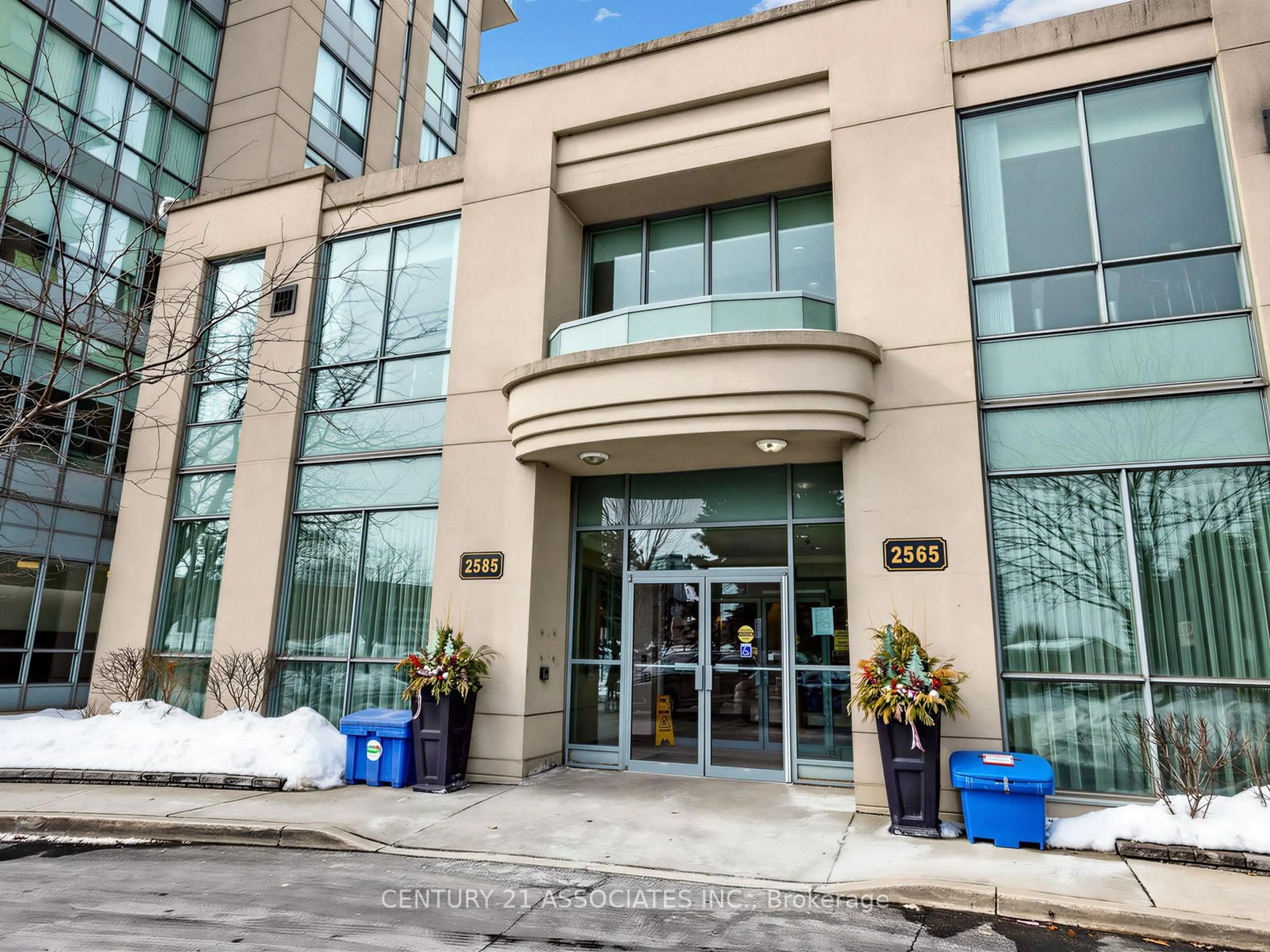 Indoor foyer for 2585 Erin Centre Blvd #408, Mississauga Ontario L5M 6Z7