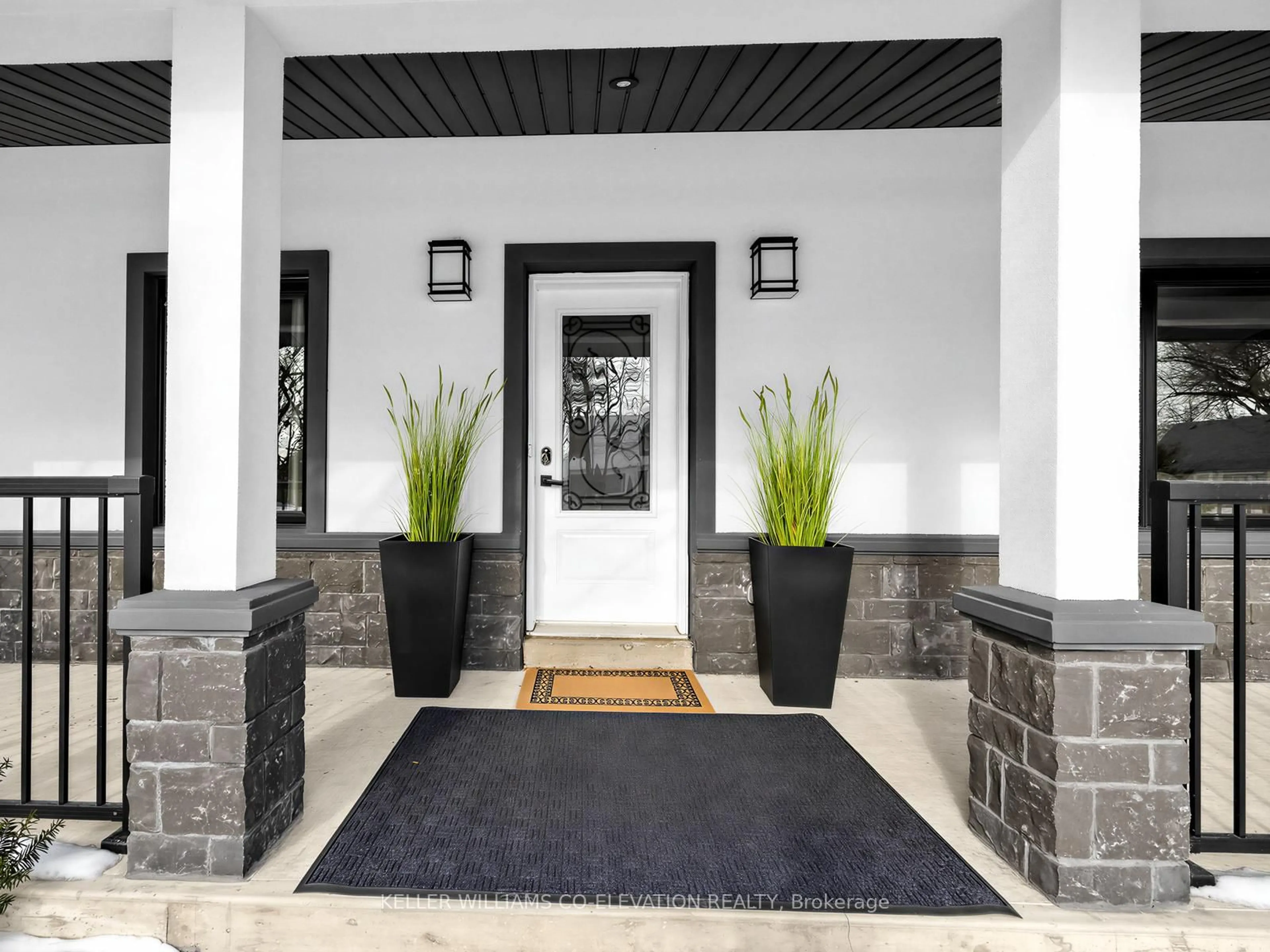 Indoor entryway for 999 Henley Rd, Mississauga Ontario L4Y 1C8