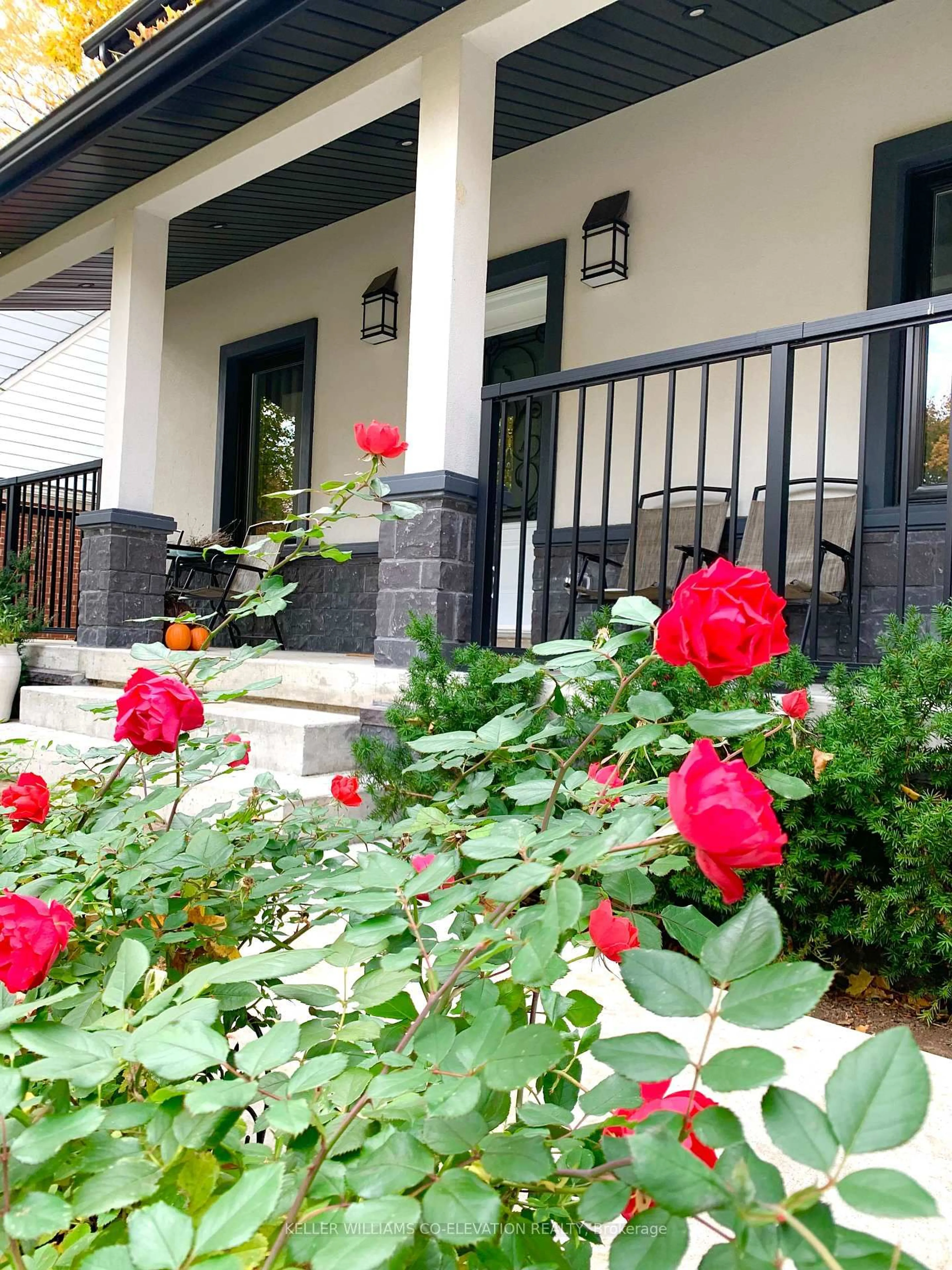 Patio, street for 999 Henley Rd, Mississauga Ontario L4Y 1C8