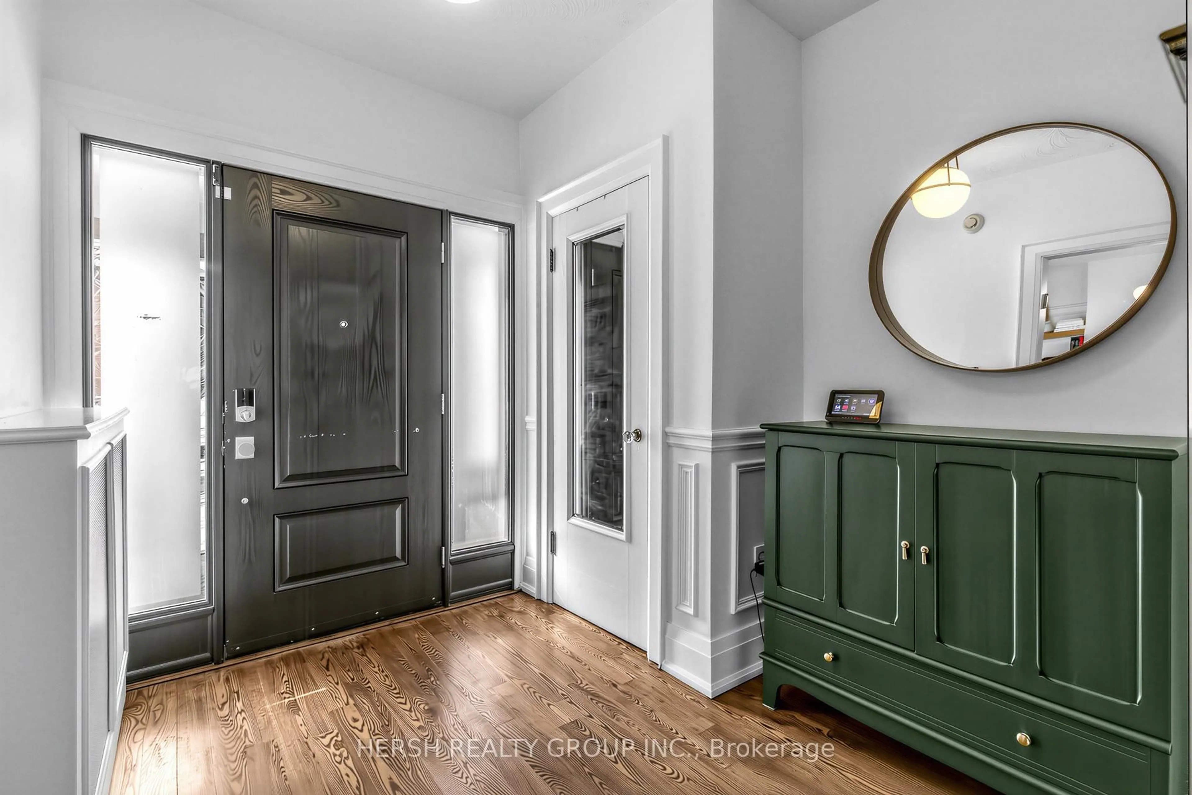 Indoor entryway for 31 Glenholme Ave, Toronto Ontario M6H 3A8