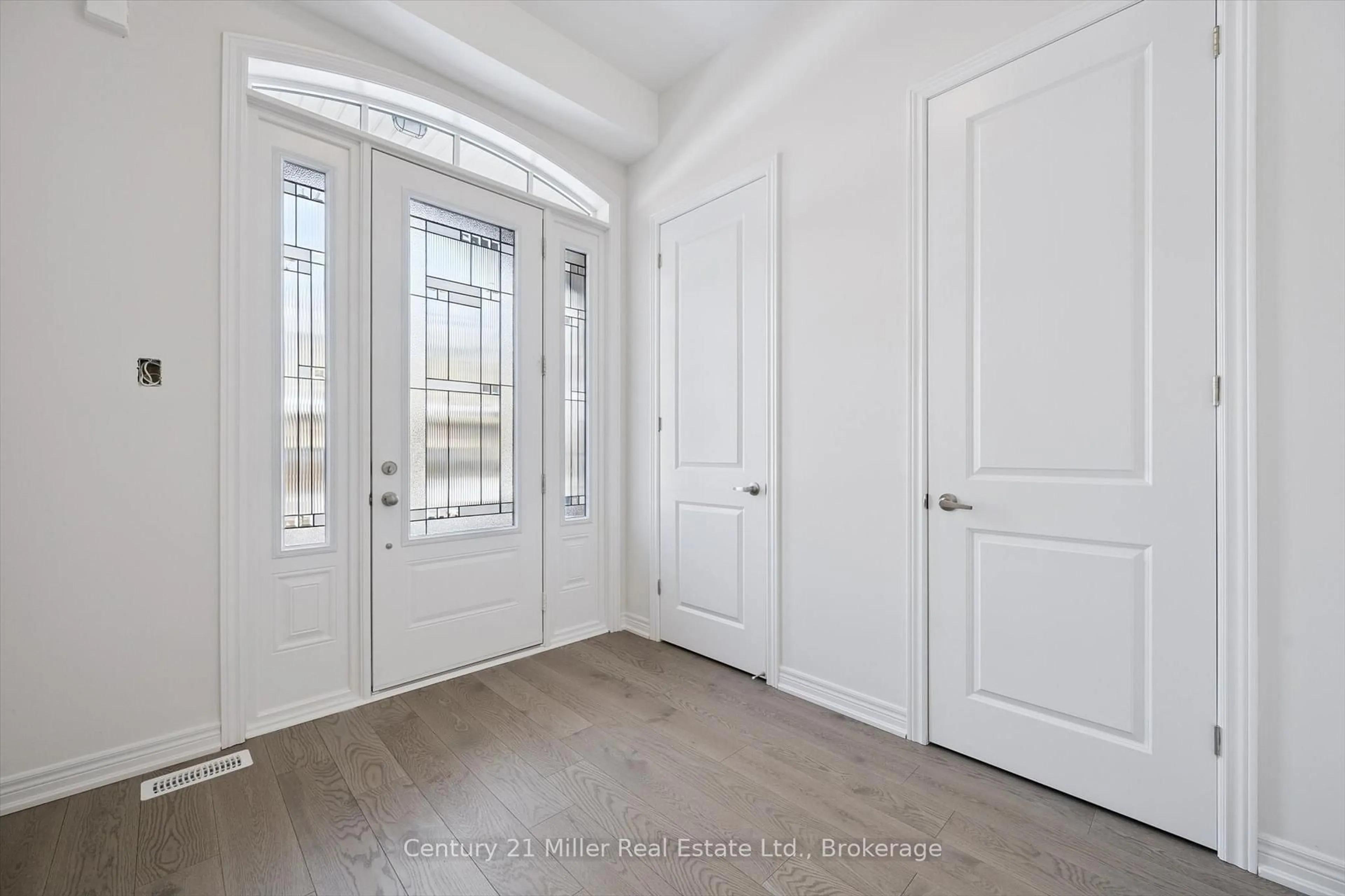 Indoor entryway for 3266 Millicent Ave, Oakville Ontario L6H 0V8
