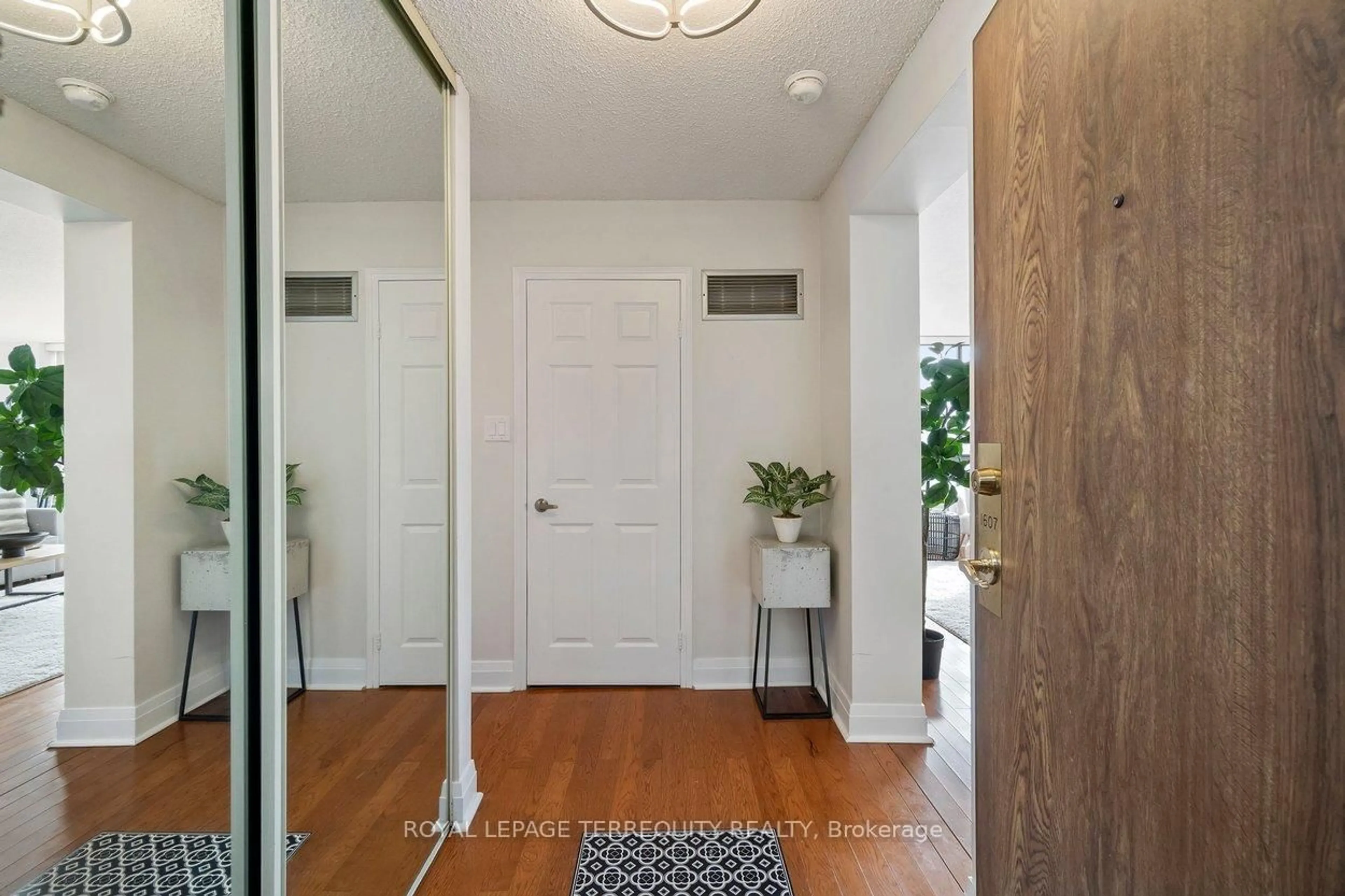 Indoor entryway for 4235 Sherwoodtowne Blvd #1607, Mississauga Ontario L4Z 1W3