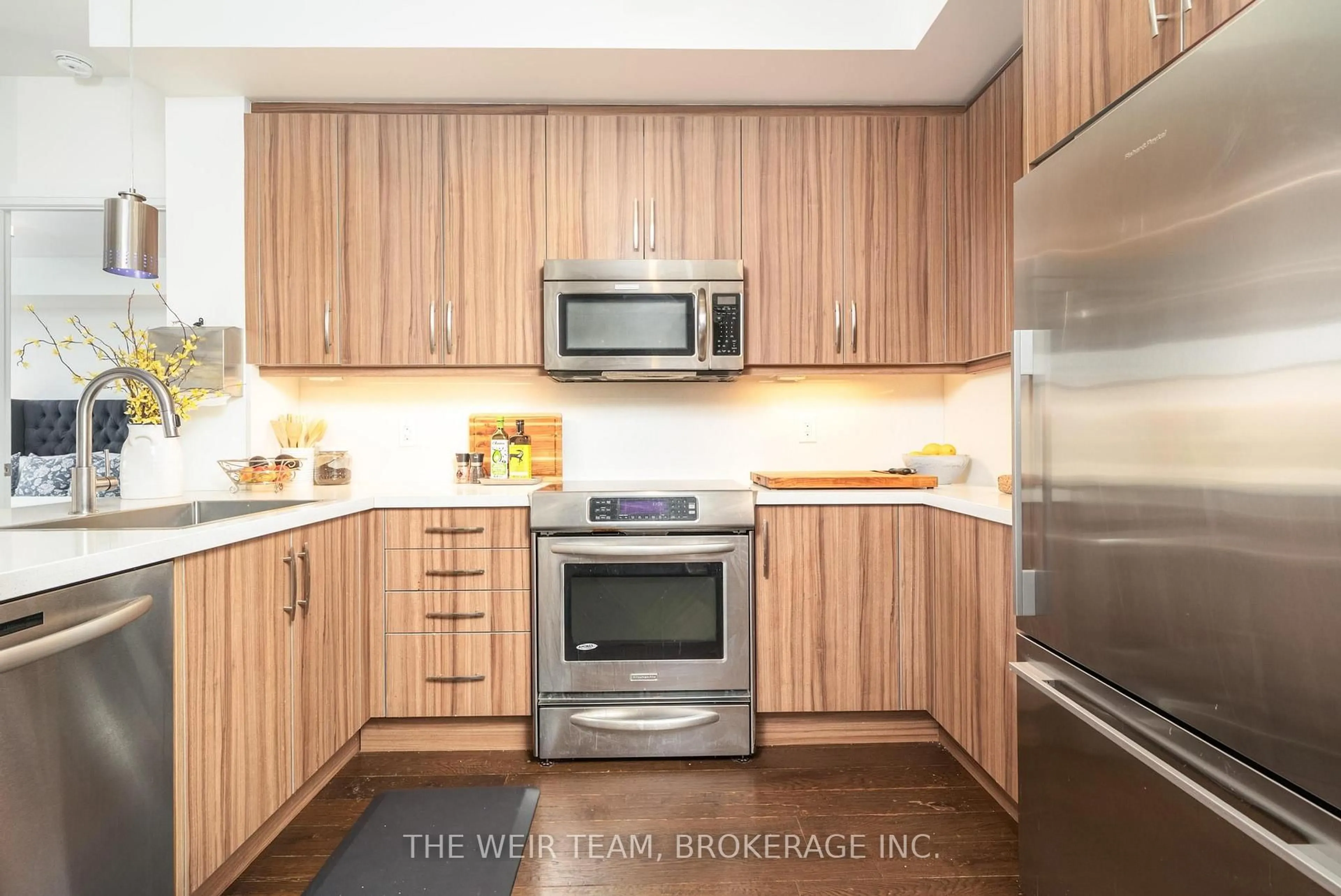 Standard kitchen, wood/laminate floor for 2 Old Mill Dr, Toronto Ontario M6S 0A2