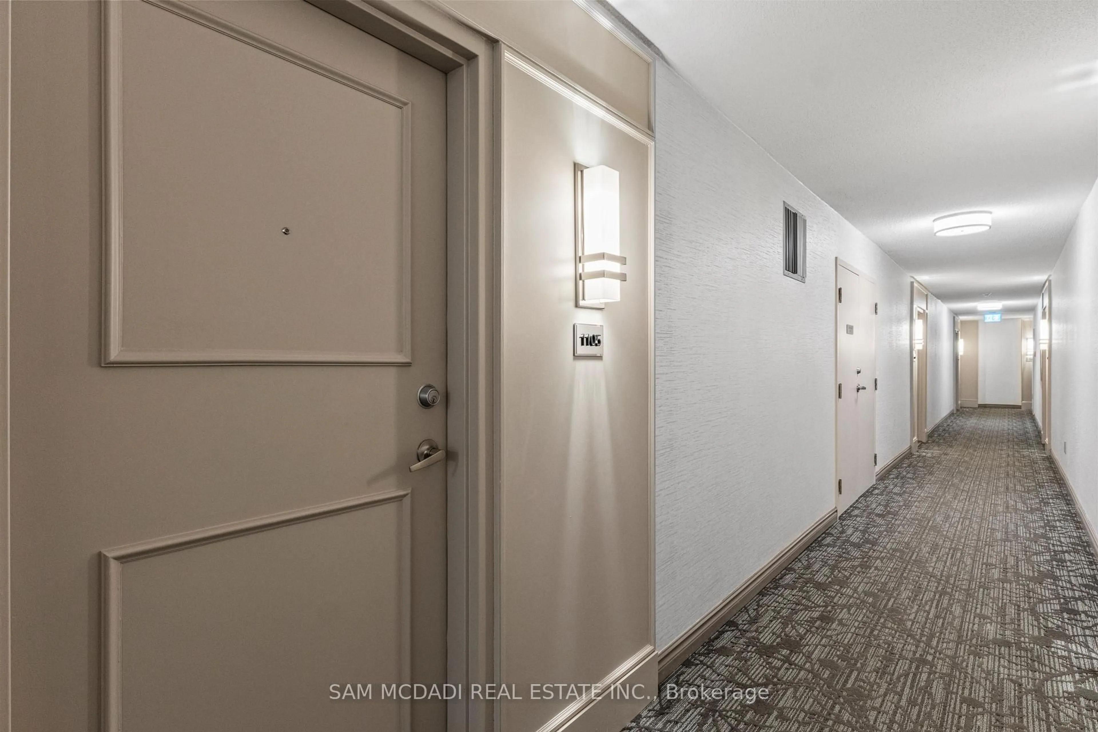 Indoor foyer for 75 King St #1105, Mississauga Ontario L5A 4G5