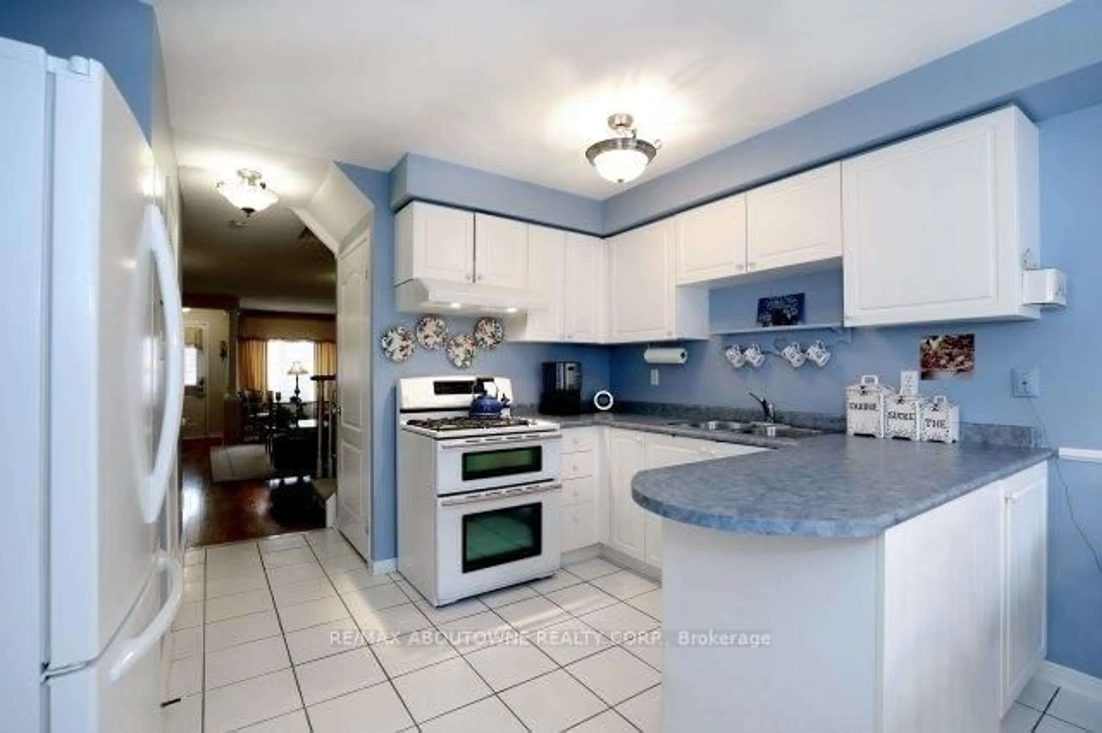 Open concept kitchen, ceramic/tile floor for 1175 Treetop Terr, Oakville Ontario L6M 3N1