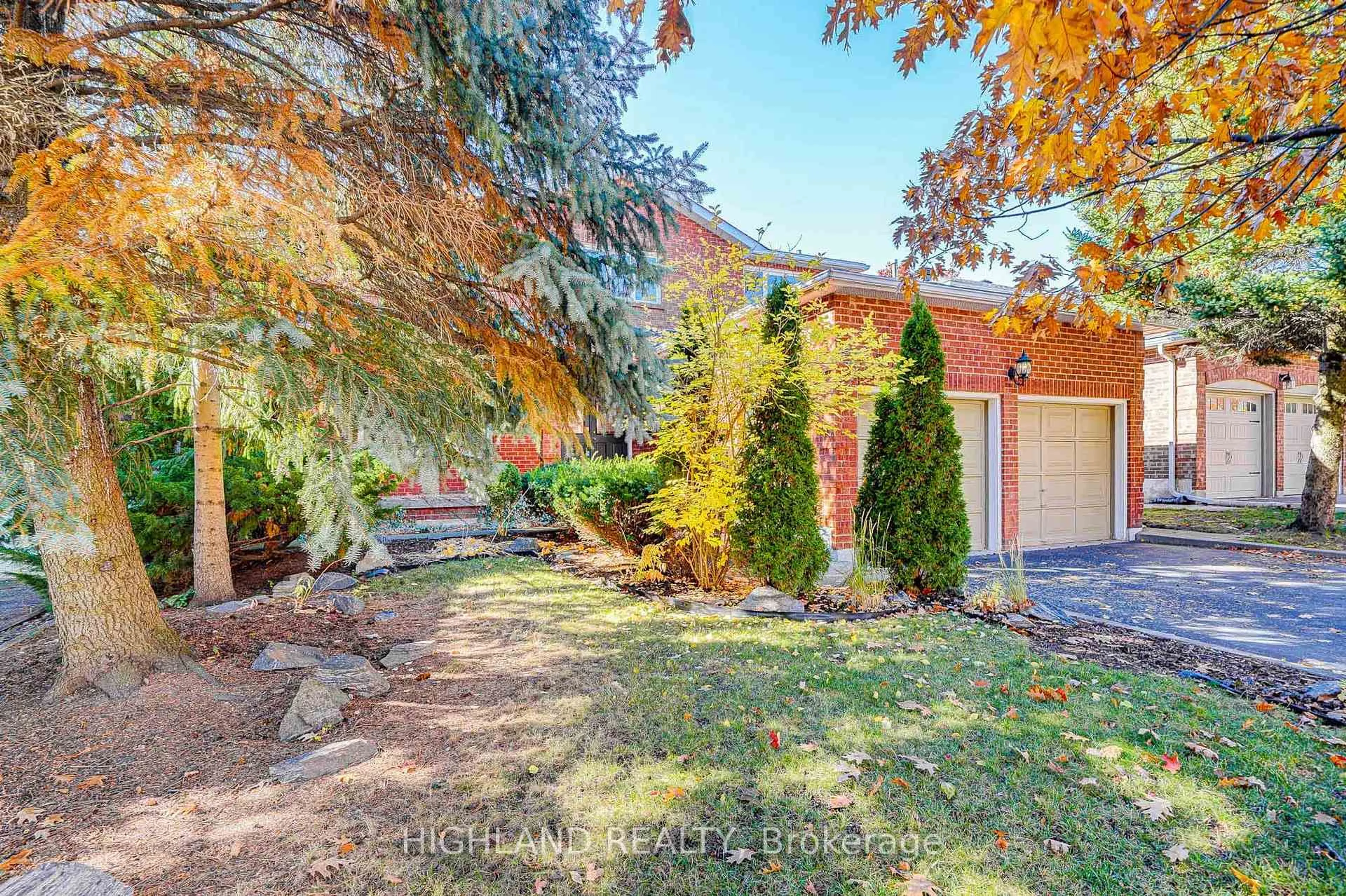 A pic from outside/outdoor area/front of a property/back of a property/a pic from drone, street for 2070 Castlefield Cres, Oakville Ontario L6H 5B3