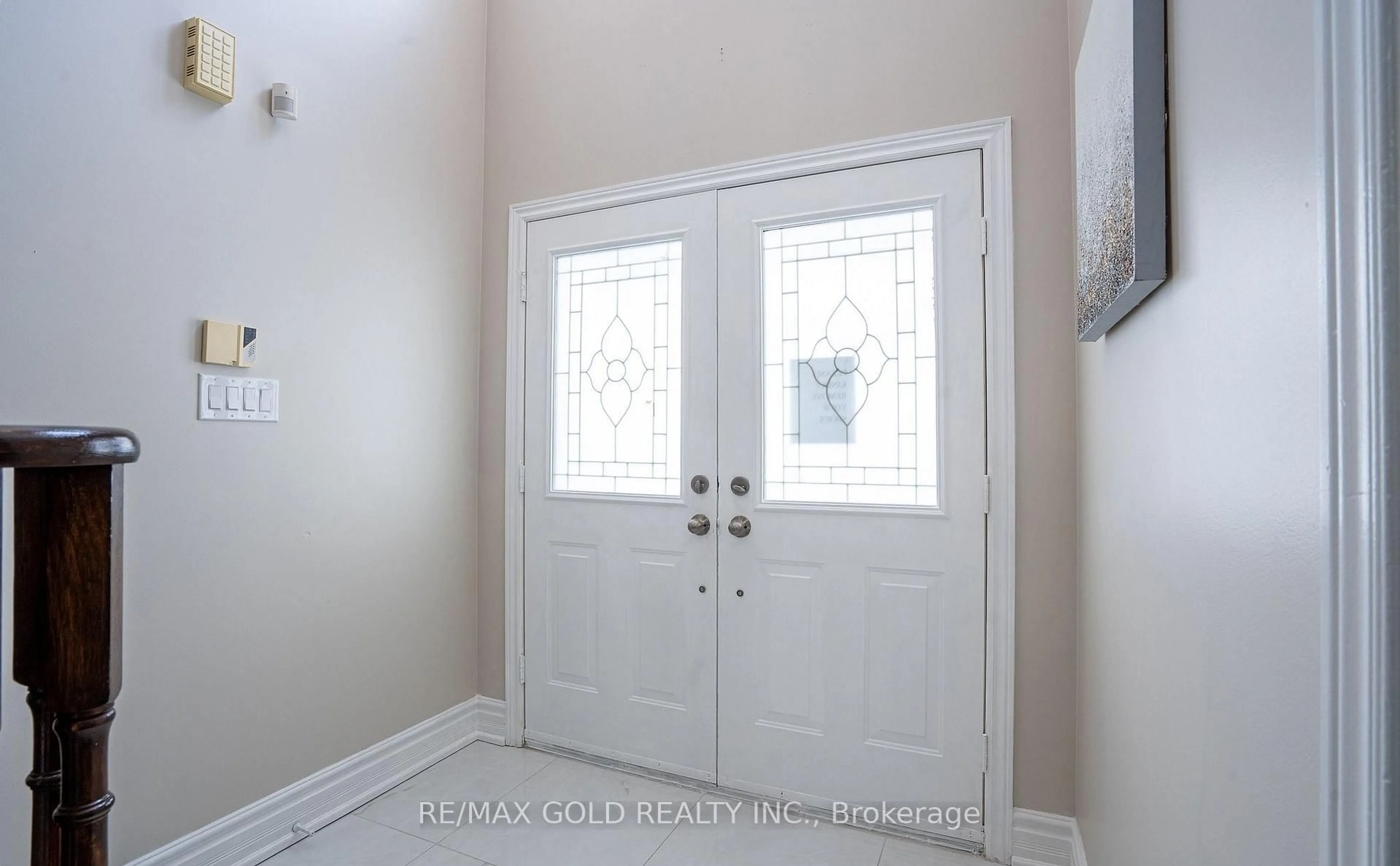 Indoor entryway for 10 Leopard Gate, Brampton Ontario L6R 2E5