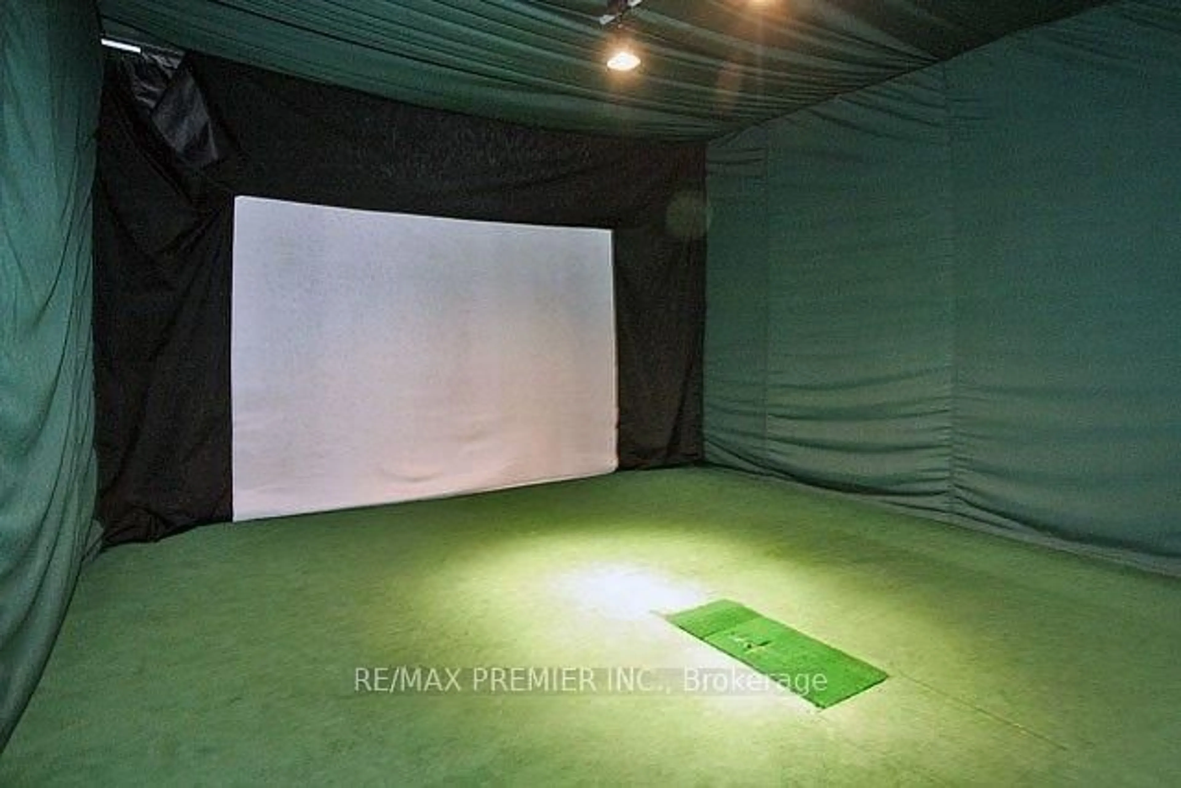 Home theater for 33 Elm Dr #612, Mississauga Ontario L5B 4M1