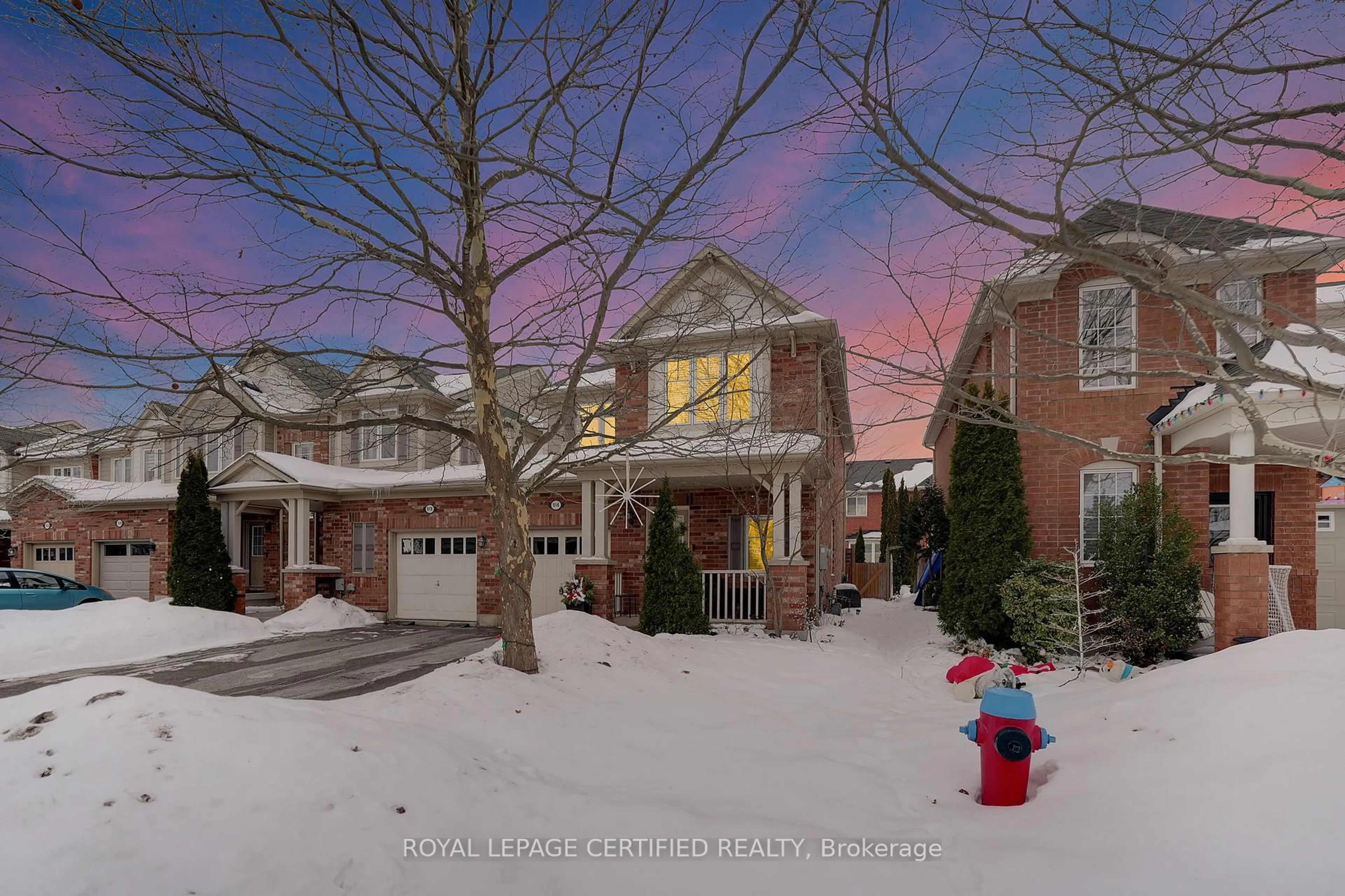 A pic from outside/outdoor area/front of a property/back of a property/a pic from drone, street for 916 Burrows Gate, Milton Ontario L9T 0K7