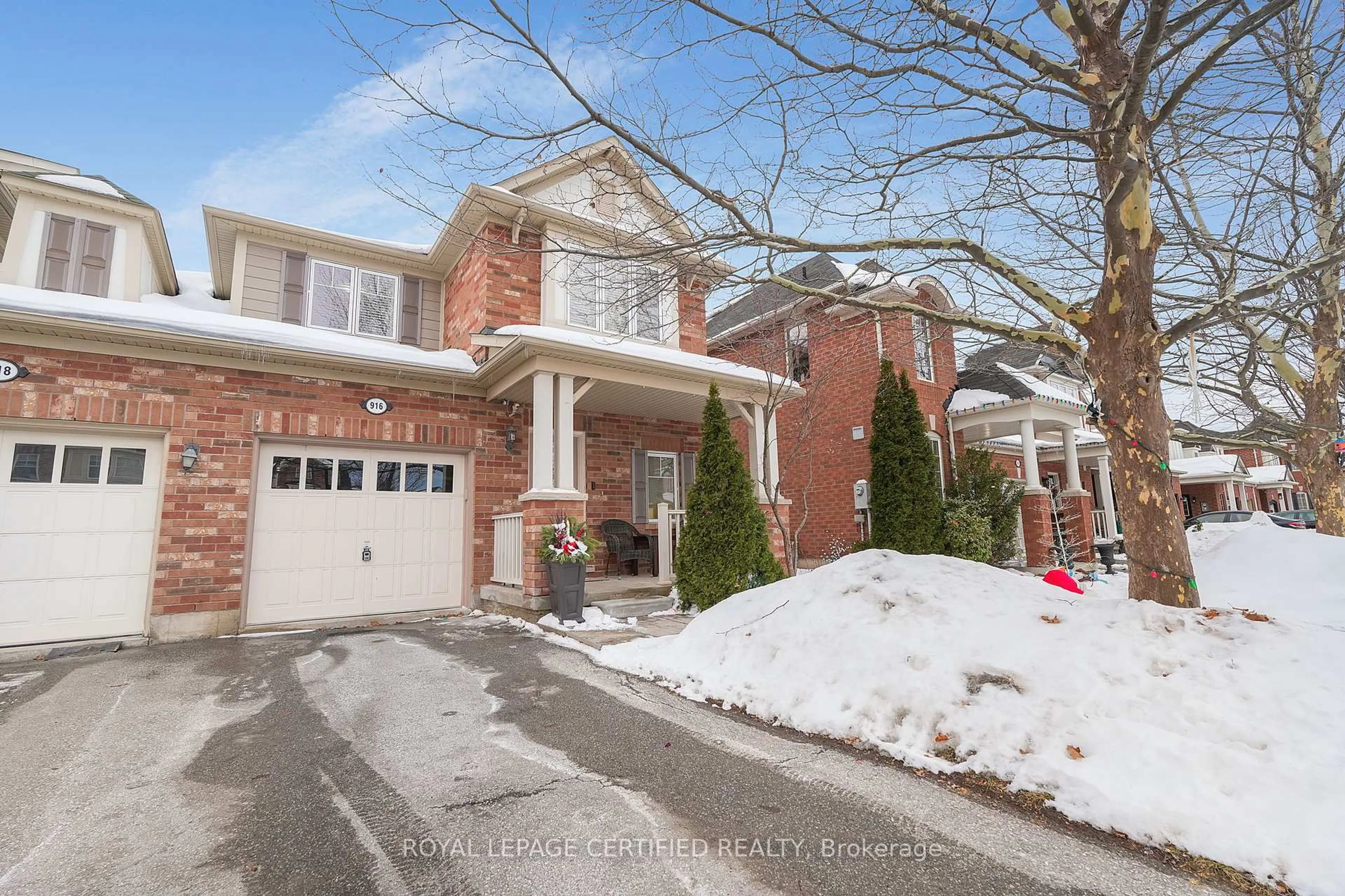 Home with brick exterior material, street for 916 Burrows Gate, Milton Ontario L9T 0K7