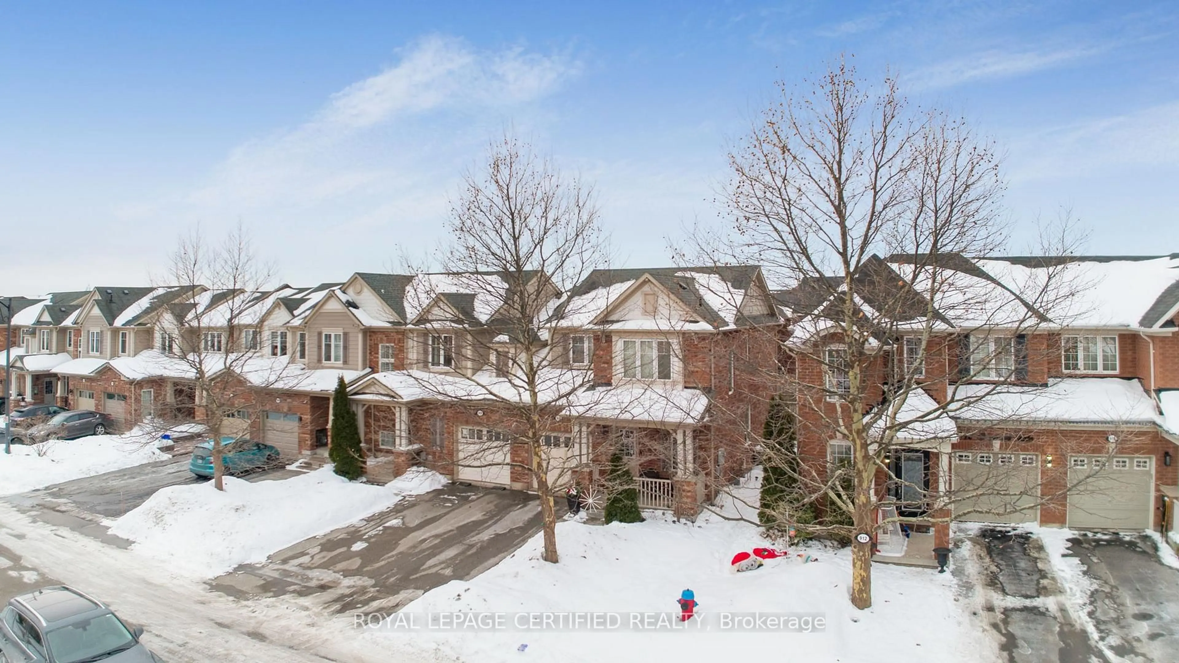 A pic from outside/outdoor area/front of a property/back of a property/a pic from drone, street for 916 Burrows Gate, Milton Ontario L9T 0K7