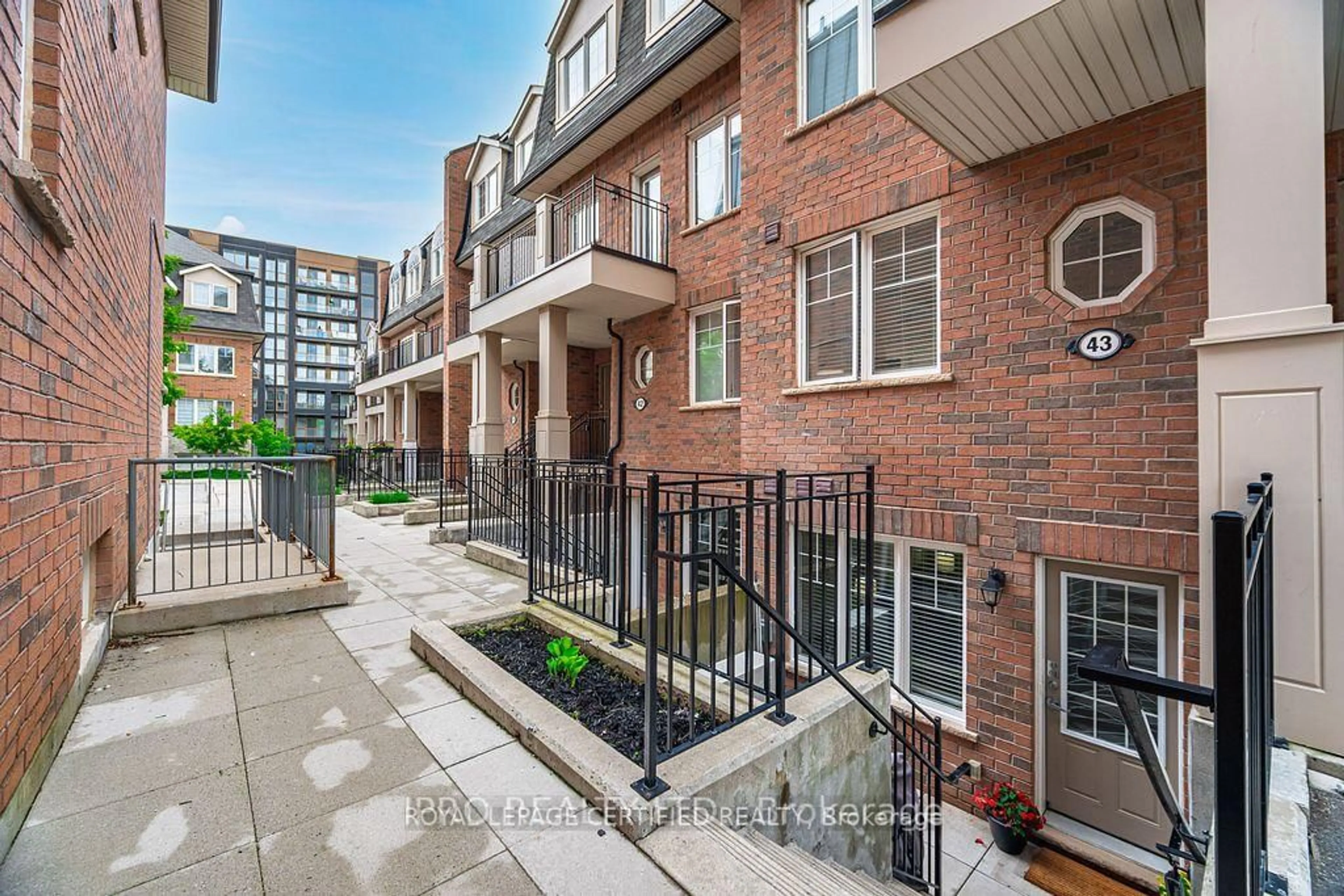 Patio, street for 2420 Baronwood Dr #43-01, Oakville Ontario L6M 0X6