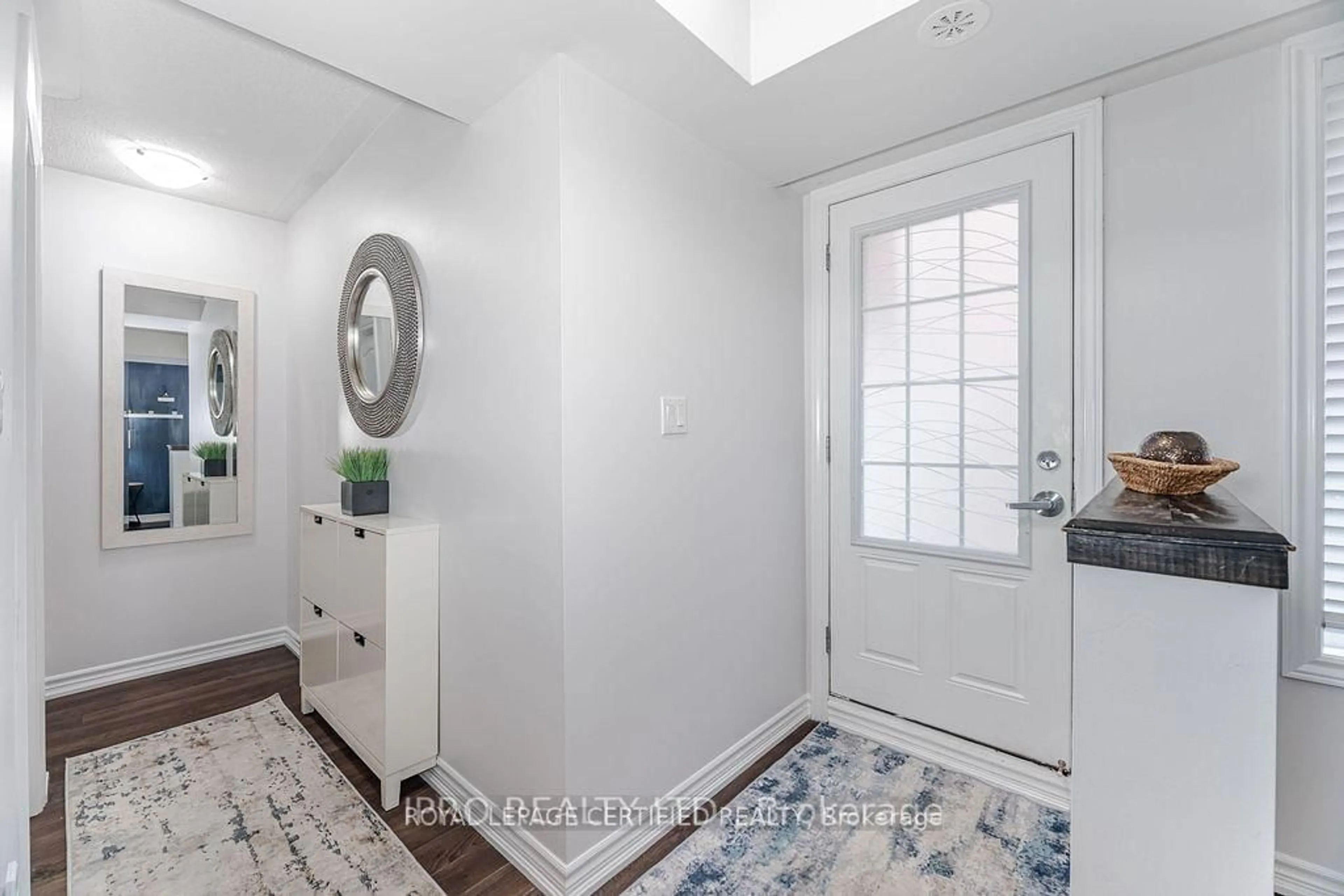 Indoor entryway for 2420 Baronwood Dr #43-01, Oakville Ontario L6M 0X6