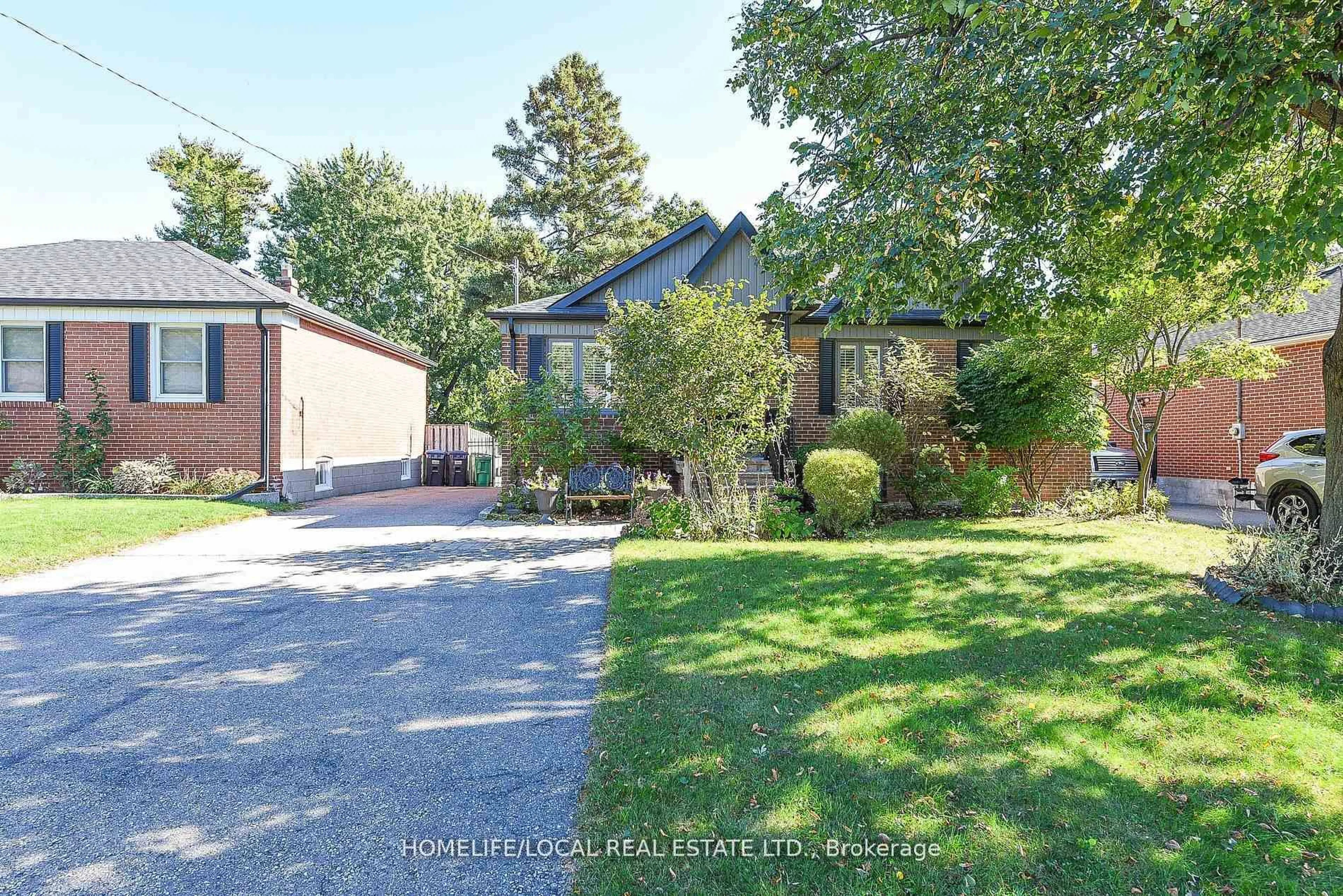 A pic from outside/outdoor area/front of a property/back of a property/a pic from drone, street for 570 Exbury Cres, Mississauga Ontario L5G 2P4