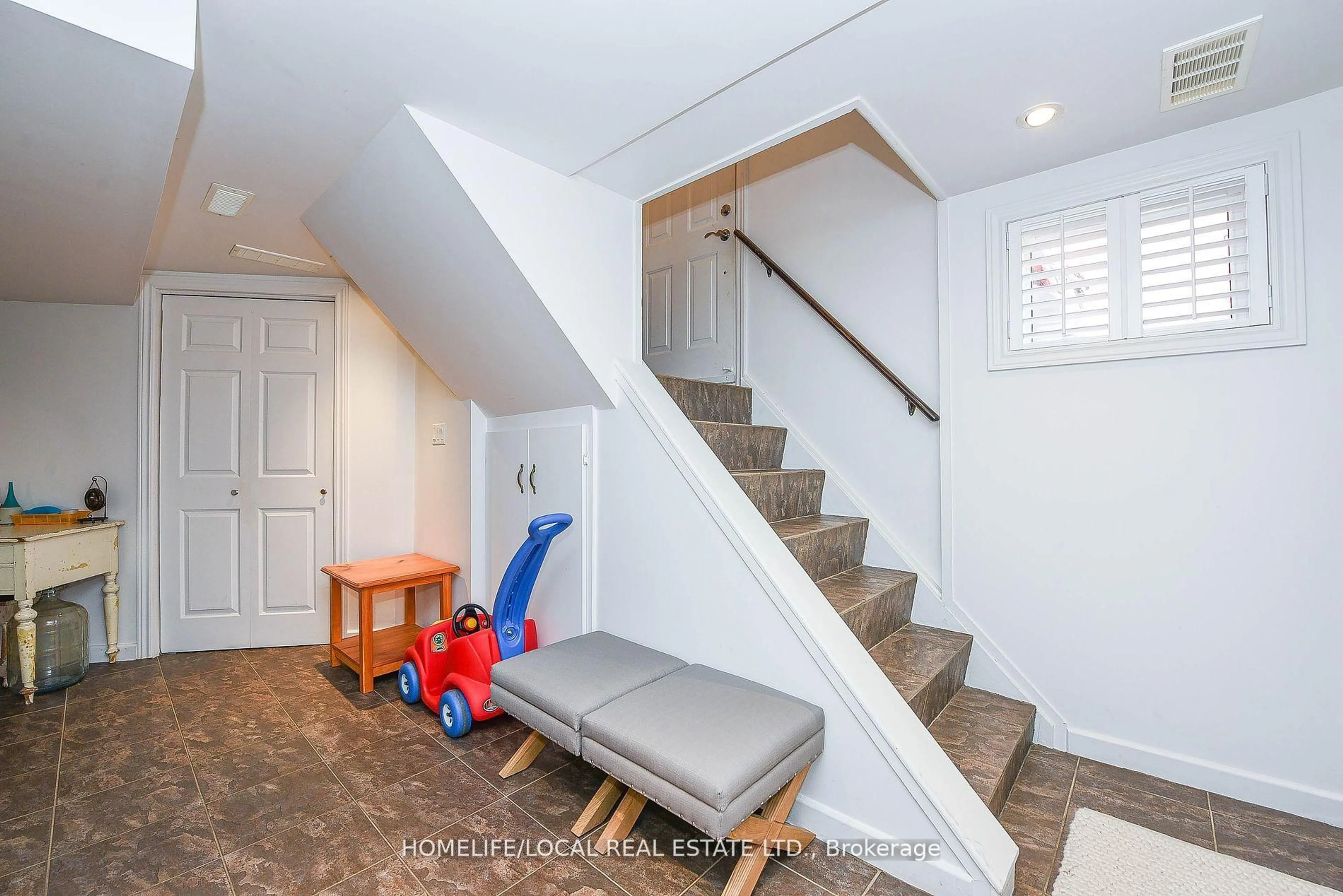 Indoor entryway for 570 Exbury Cres, Mississauga Ontario L5G 2P4