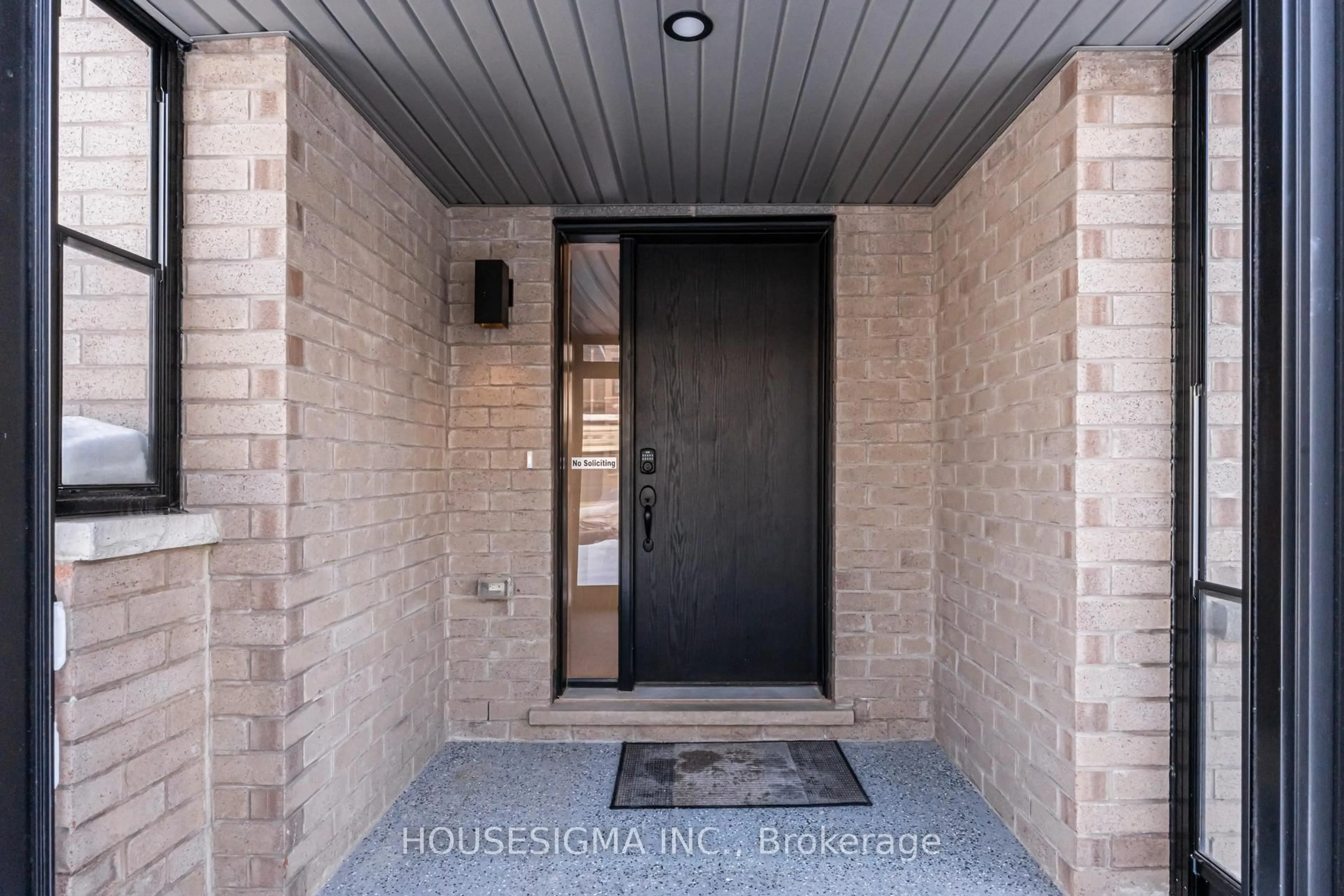 Indoor entryway for 1264 Merton Rd, Oakville Ontario L6M 5M1