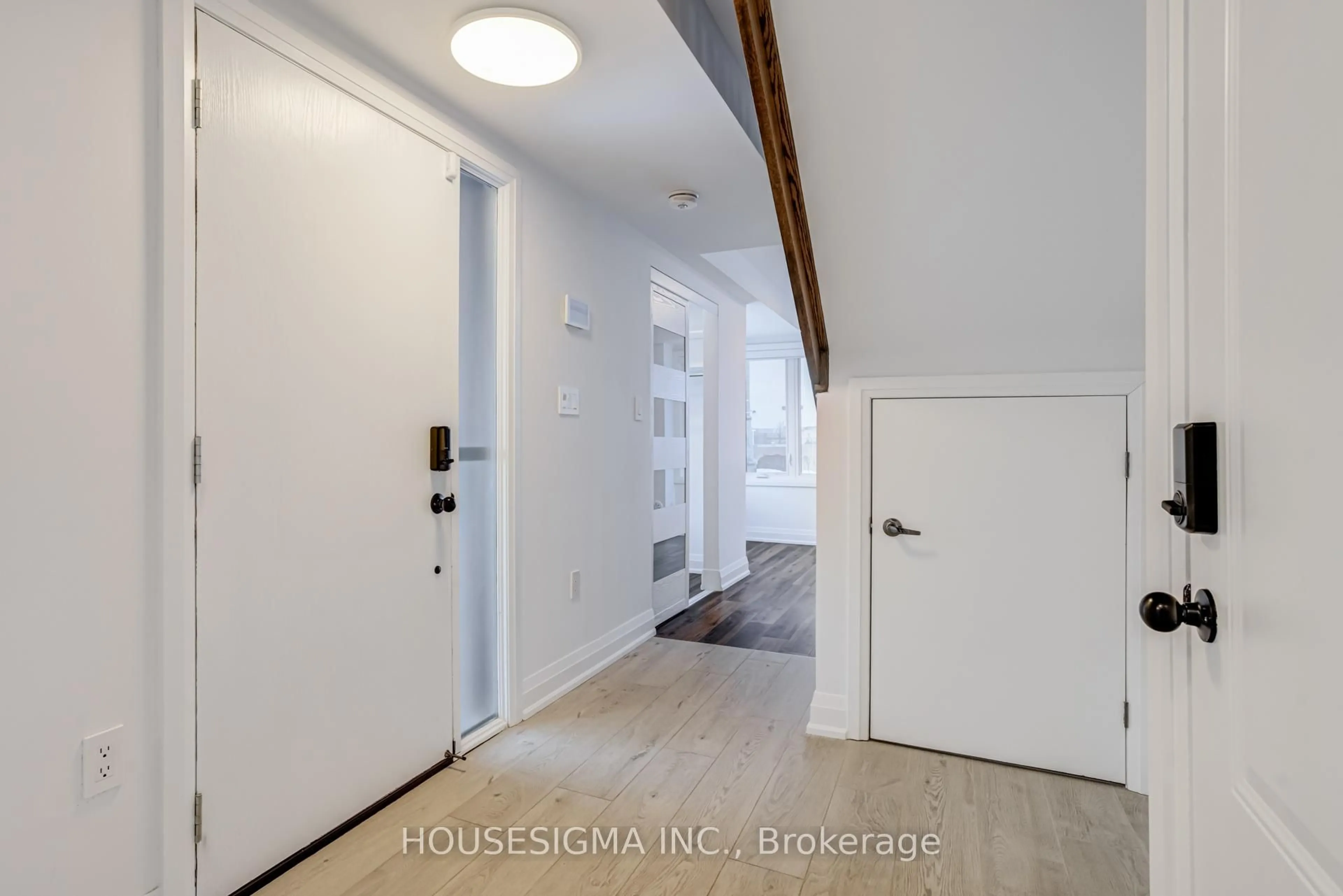 Indoor entryway for 1264 Merton Rd, Oakville Ontario L6M 5M1