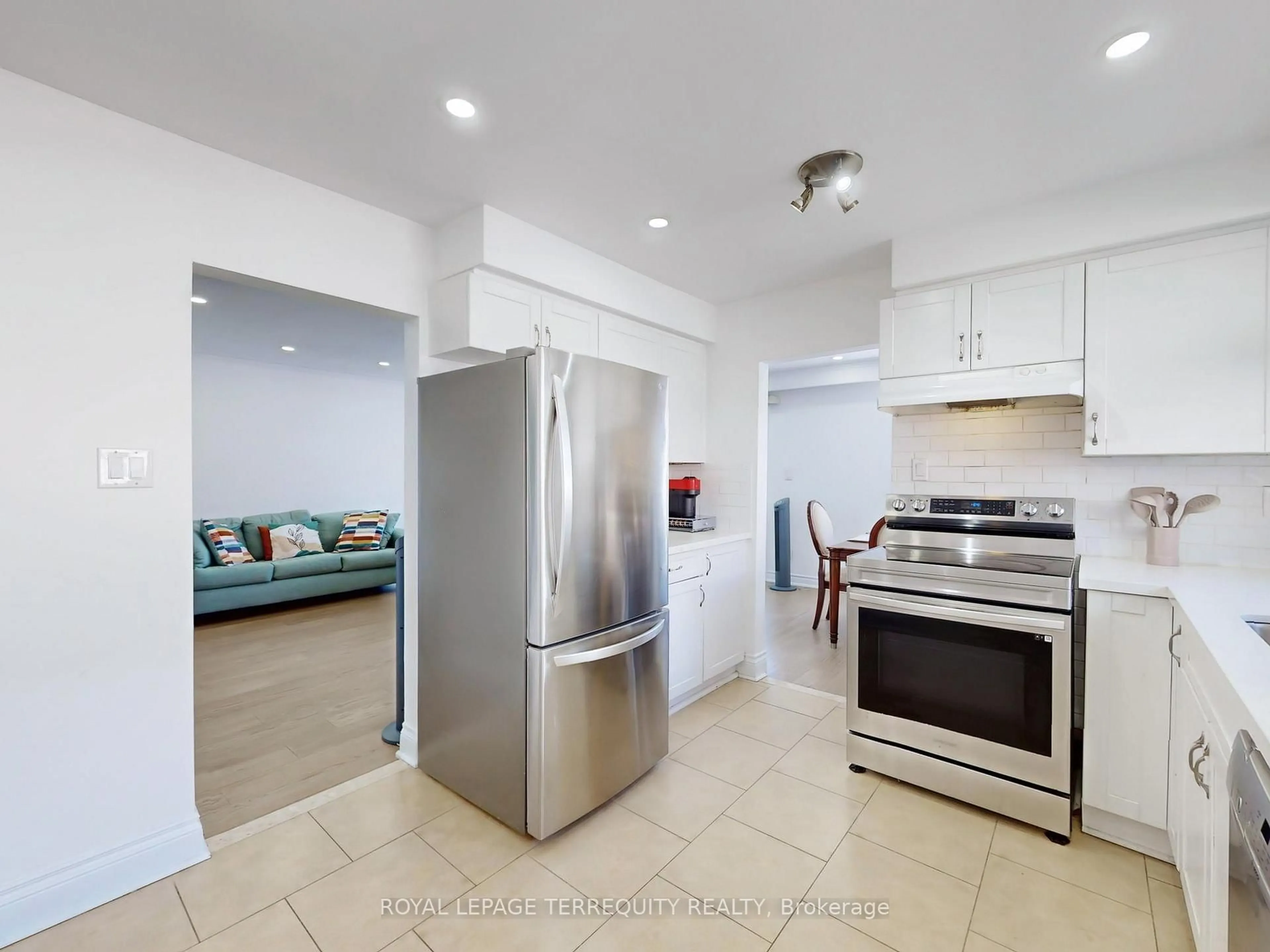 Open concept kitchen, ceramic/tile floor for 28 Peterson Dr, Toronto Ontario M9M 1X1