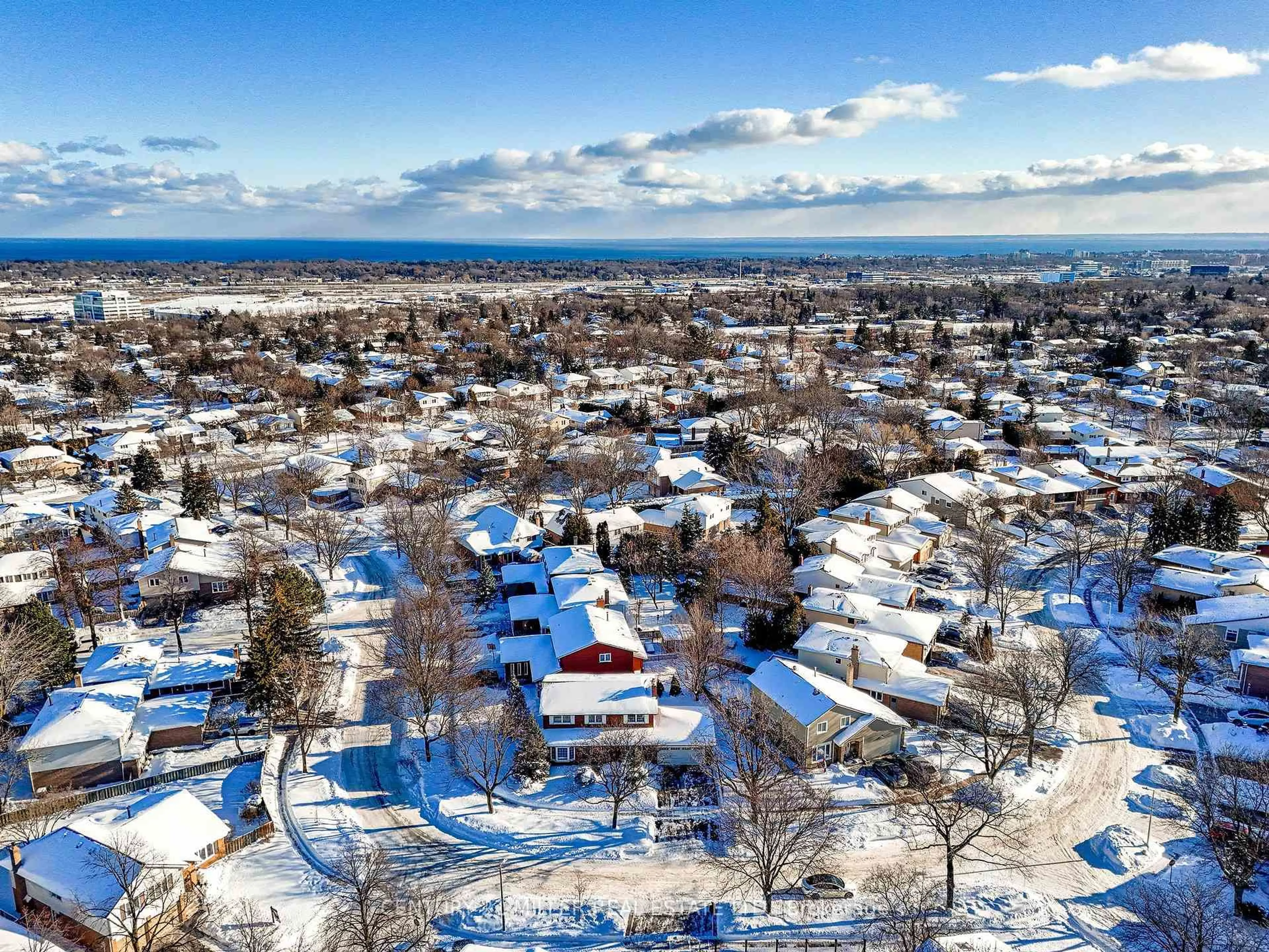 A pic from outside/outdoor area/front of a property/back of a property/a pic from drone, unknown for 1404 Kimberley Dr, Oakville Ontario L6H 2W6
