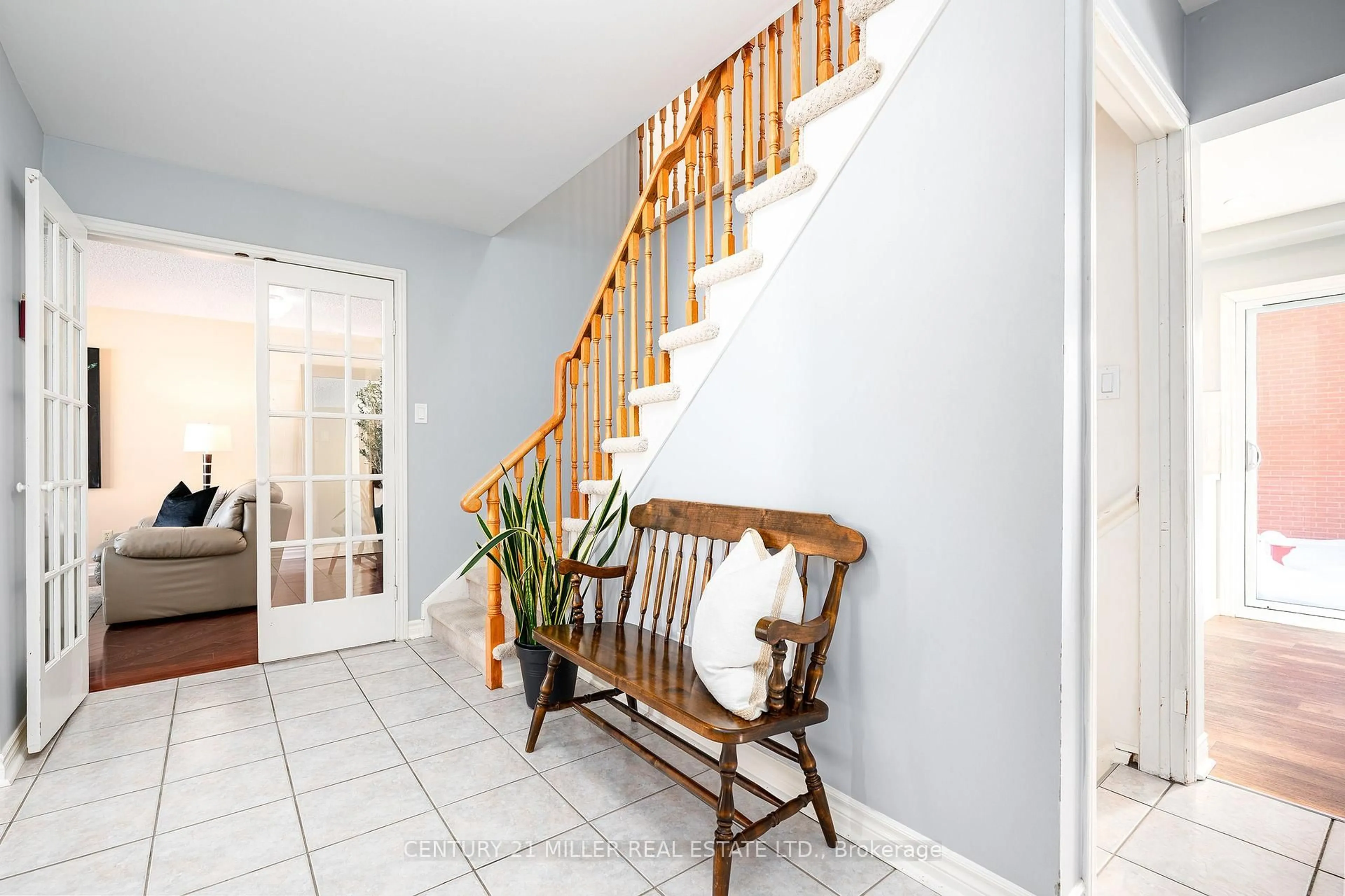Indoor entryway for 1404 Kimberley Dr, Oakville Ontario L6H 2W6