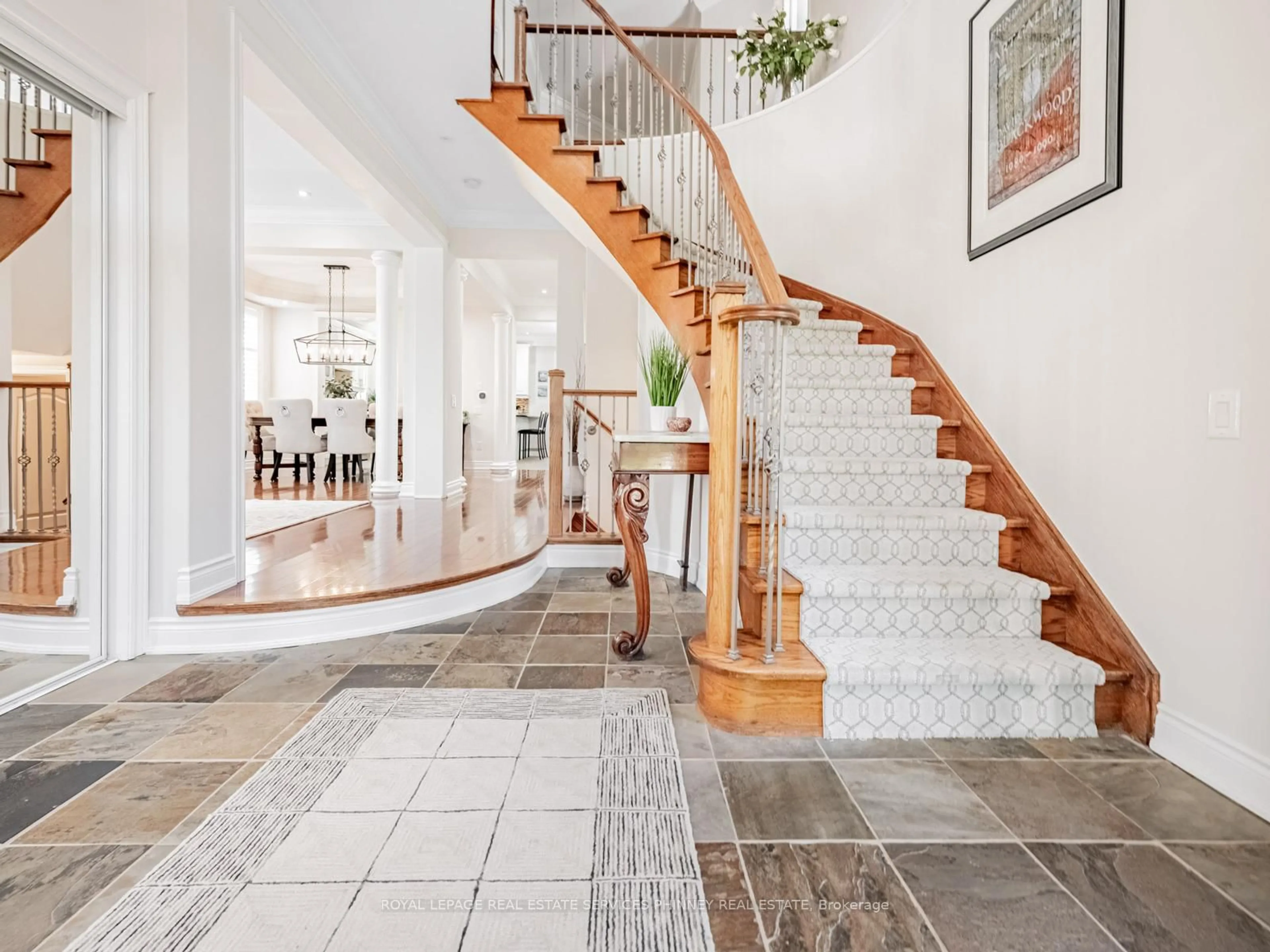 Indoor entryway for 130 Innville Cres, Oakville Ontario L6L 0B8