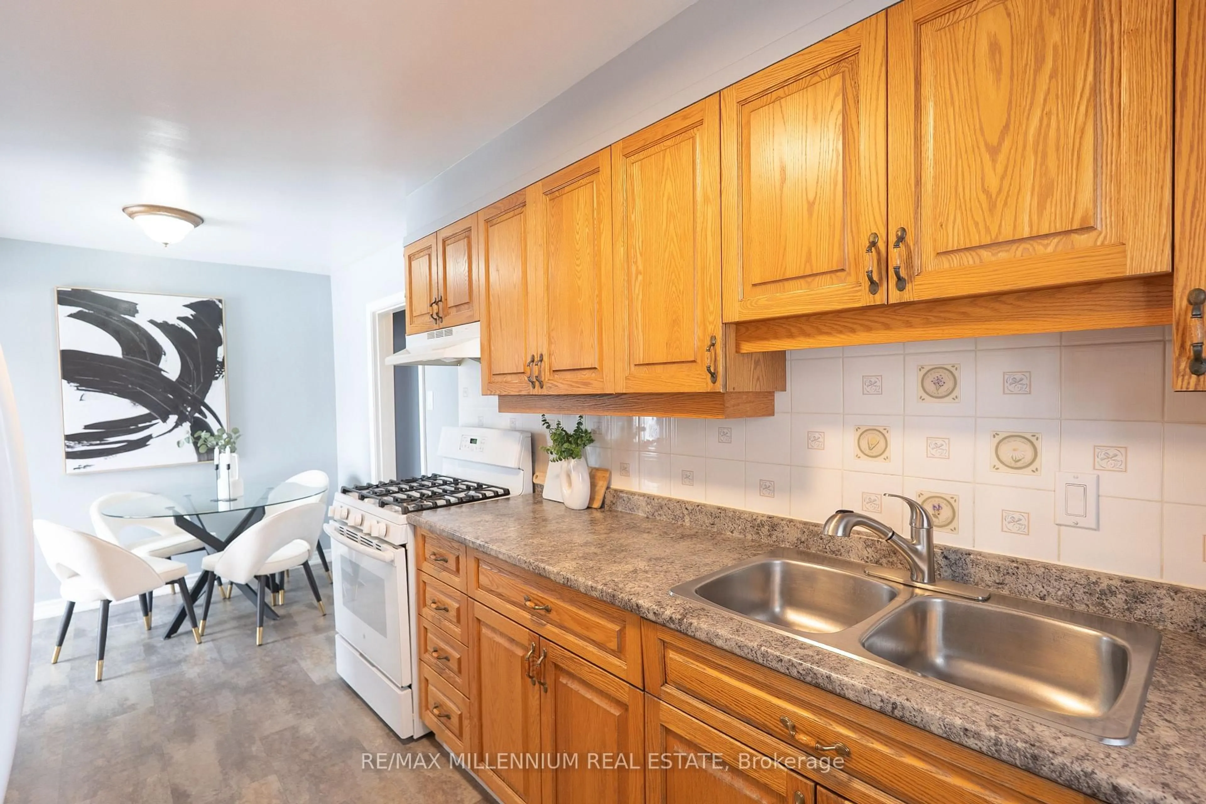 Standard kitchen, ceramic/tile floor for 50 Stevens Cres, Halton Hills Ontario L7G 1B6