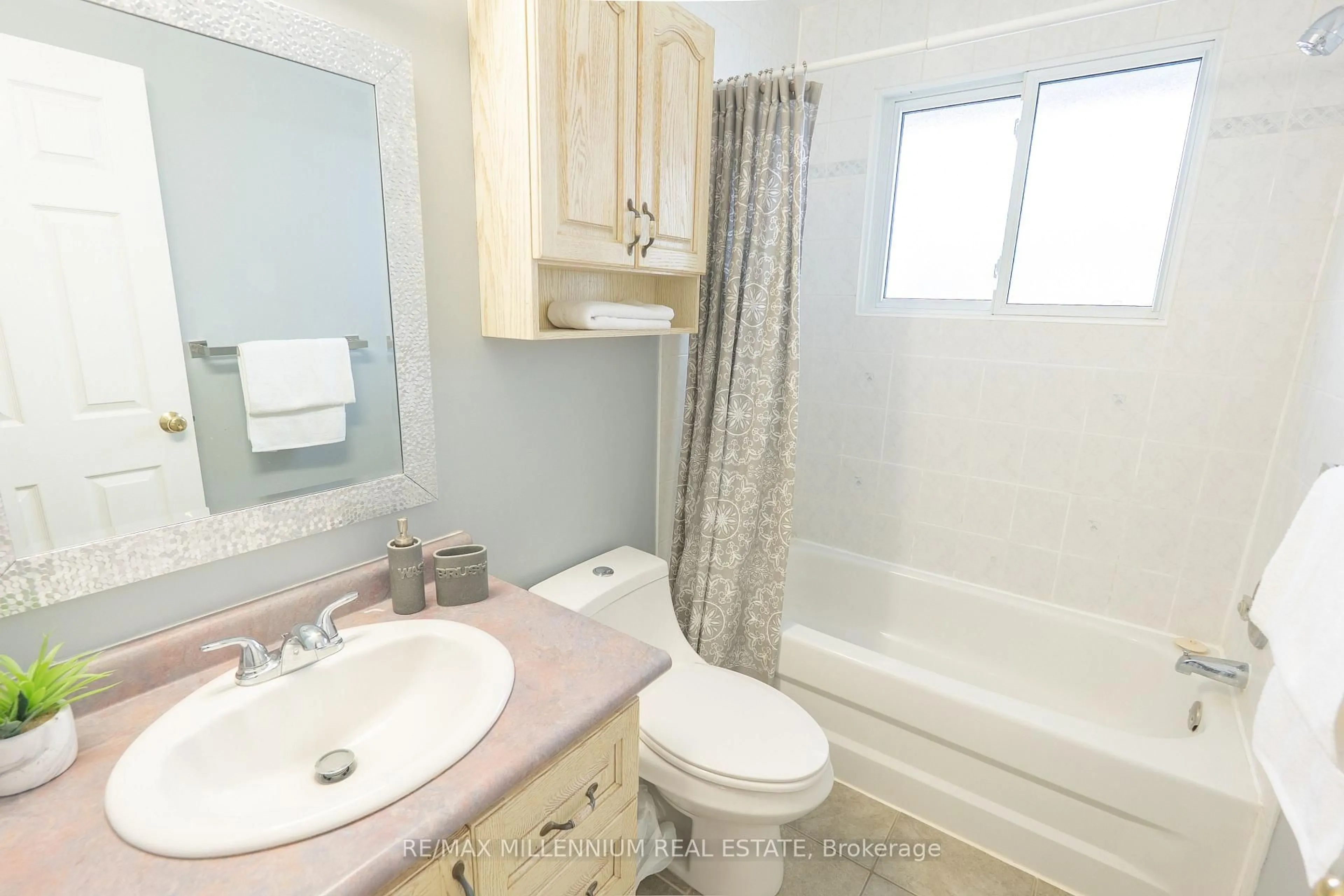 Standard bathroom, ceramic/tile floor for 50 Stevens Cres, Halton Hills Ontario L7G 1B6