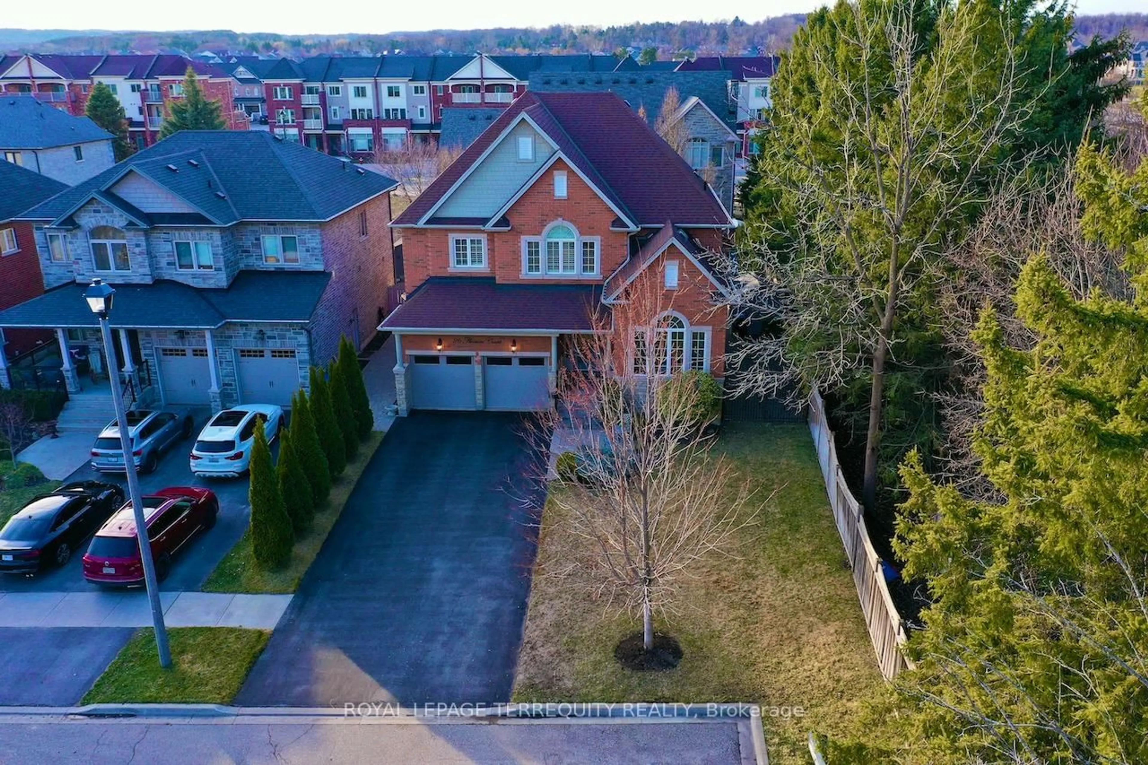A pic from outside/outdoor area/front of a property/back of a property/a pic from drone, street for 26 Antrim Crt, Caledon Ontario L7C 1R1