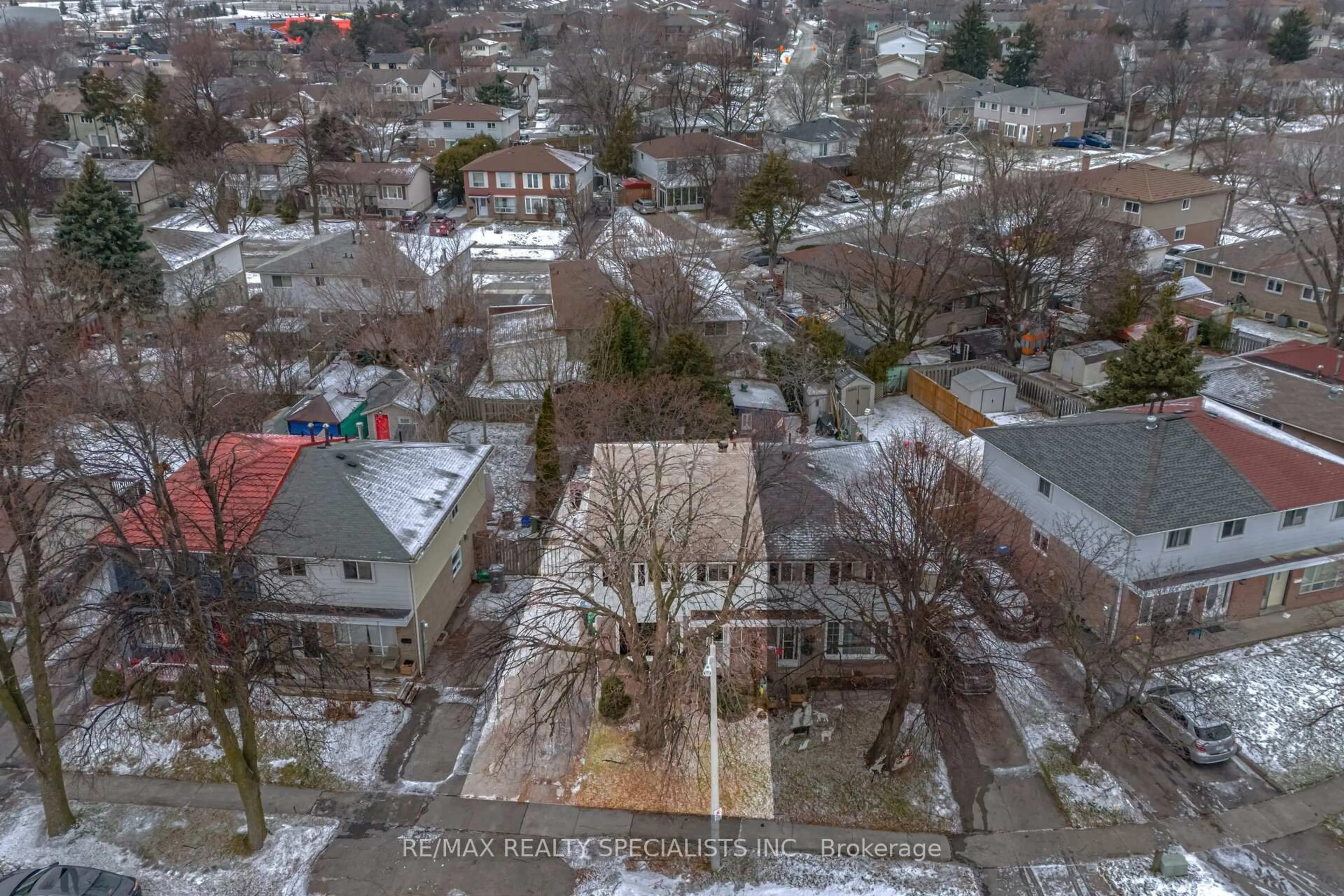 A pic from outside/outdoor area/front of a property/back of a property/a pic from drone, street for 44 Herkley Dr, Brampton Ontario L6V 2E8