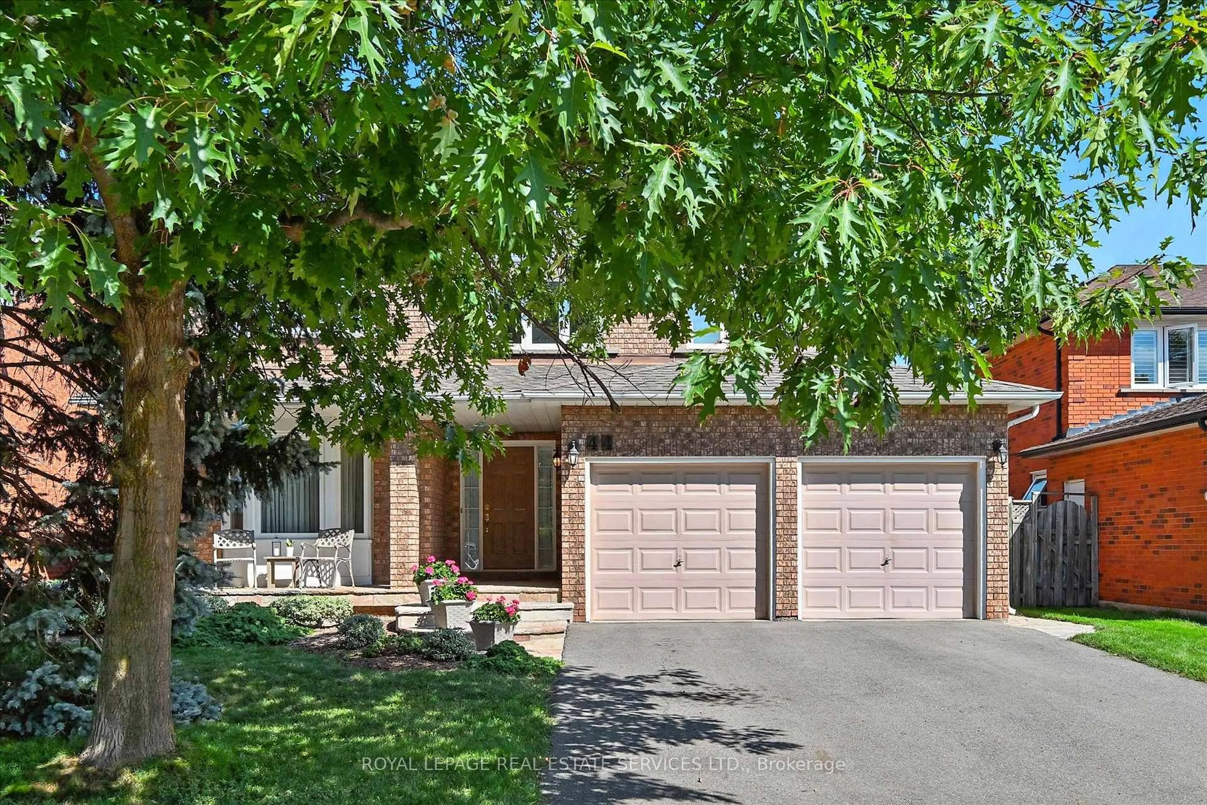 Home with brick exterior material, street for 44 Inverhuron Tr, Oakville Ontario L6H 5Z7