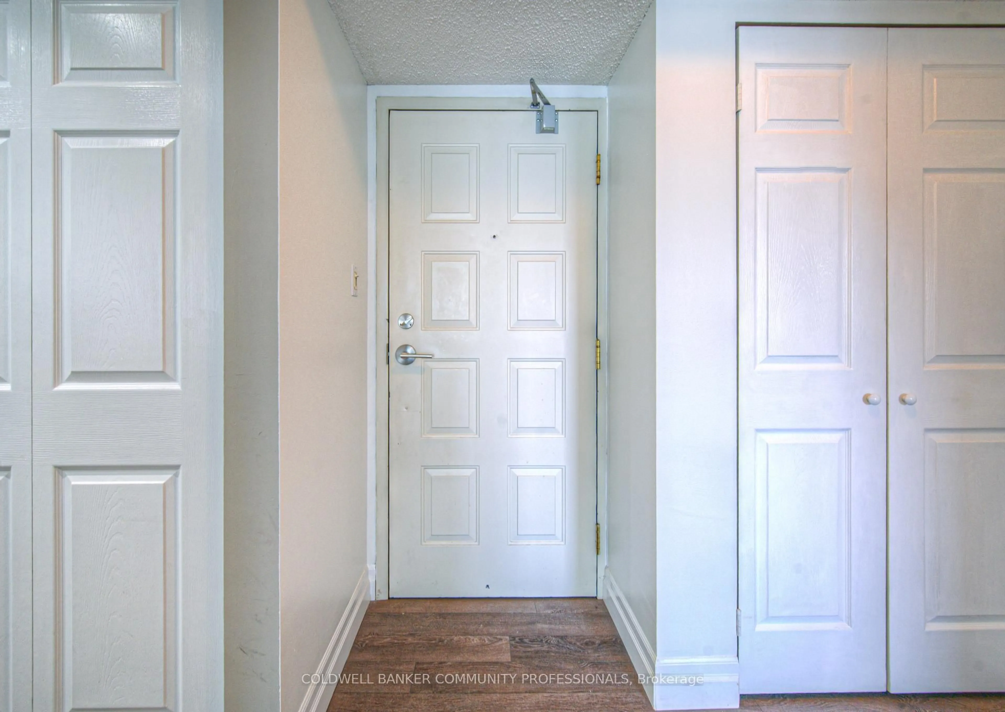 Indoor entryway for 1225 North Shore Blvd #503, Burlington Ontario L7S 1Z6